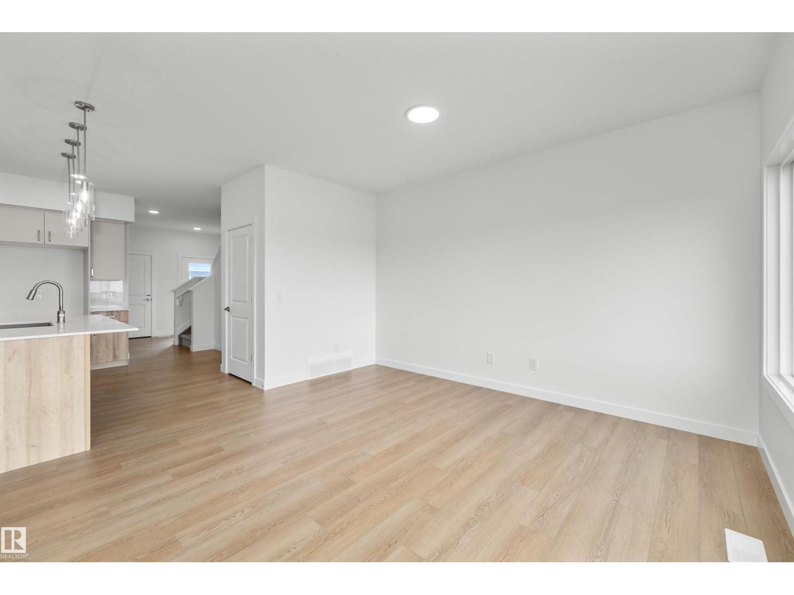 528 176 AV NE - 18