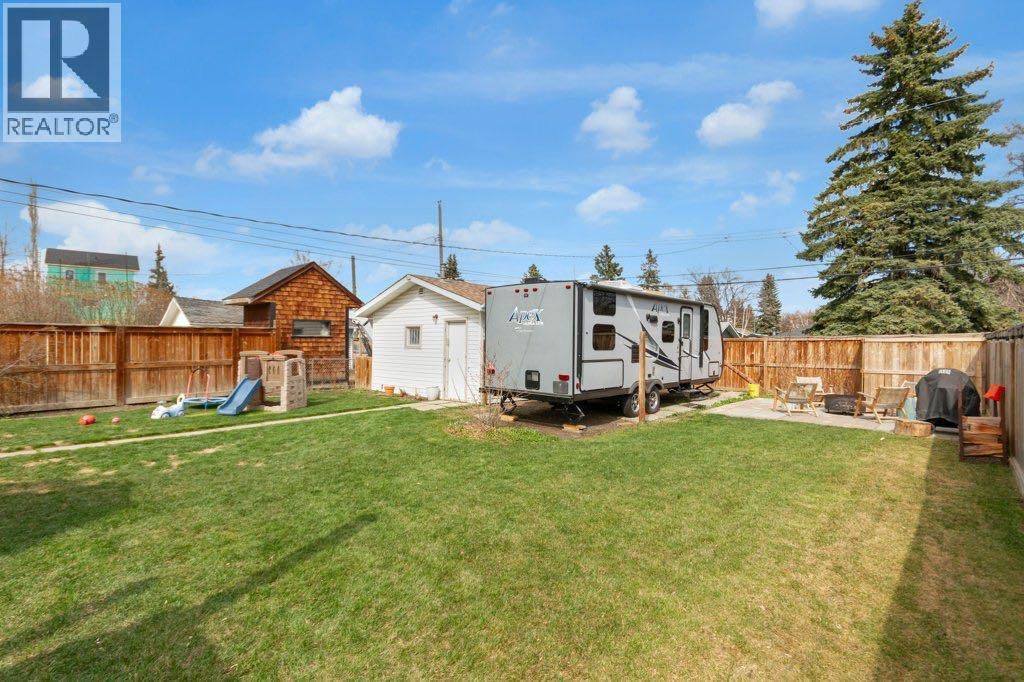 2728 45 Street SW - 27