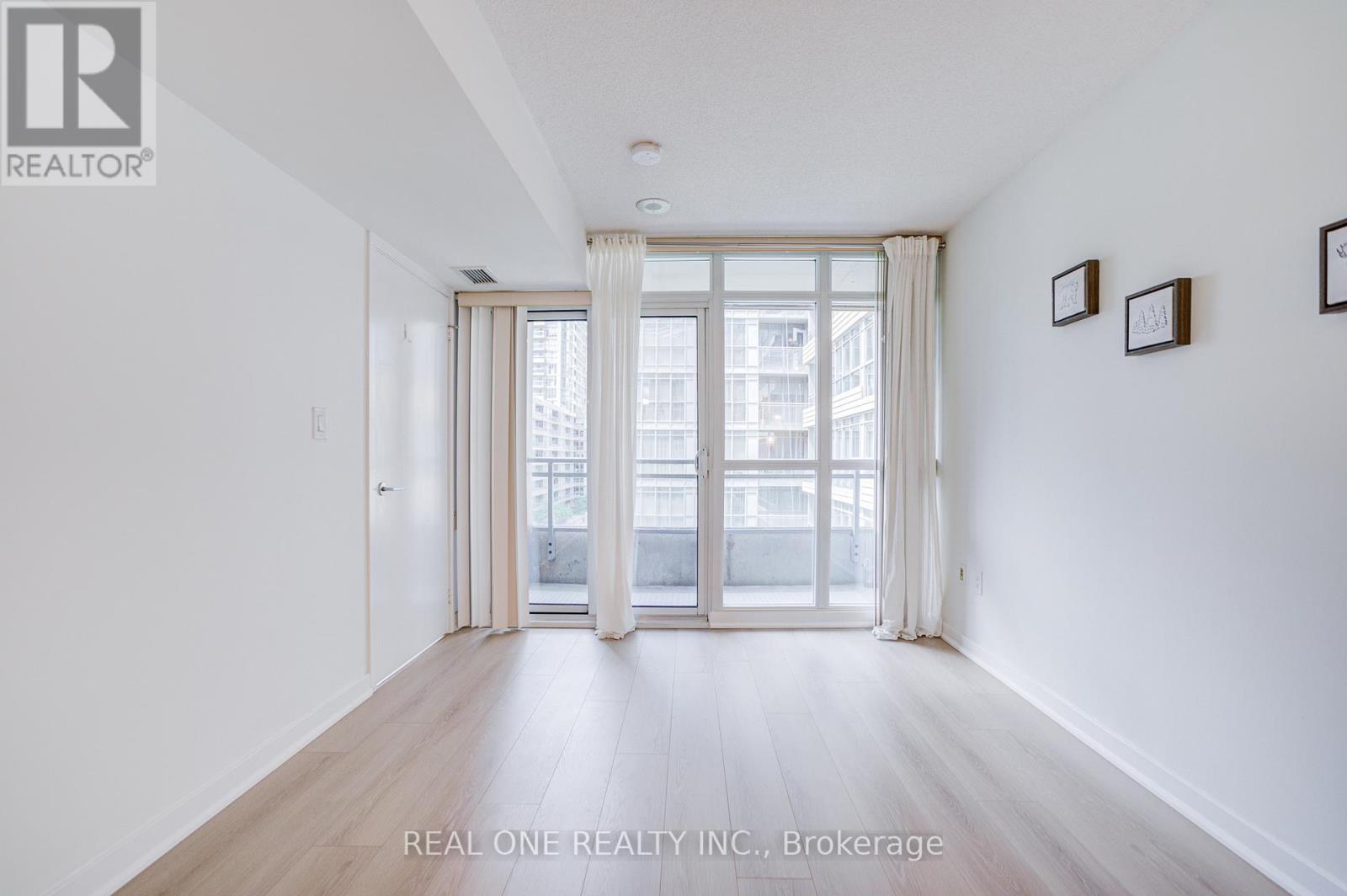 #727 10 CAPREOL COURT - 17