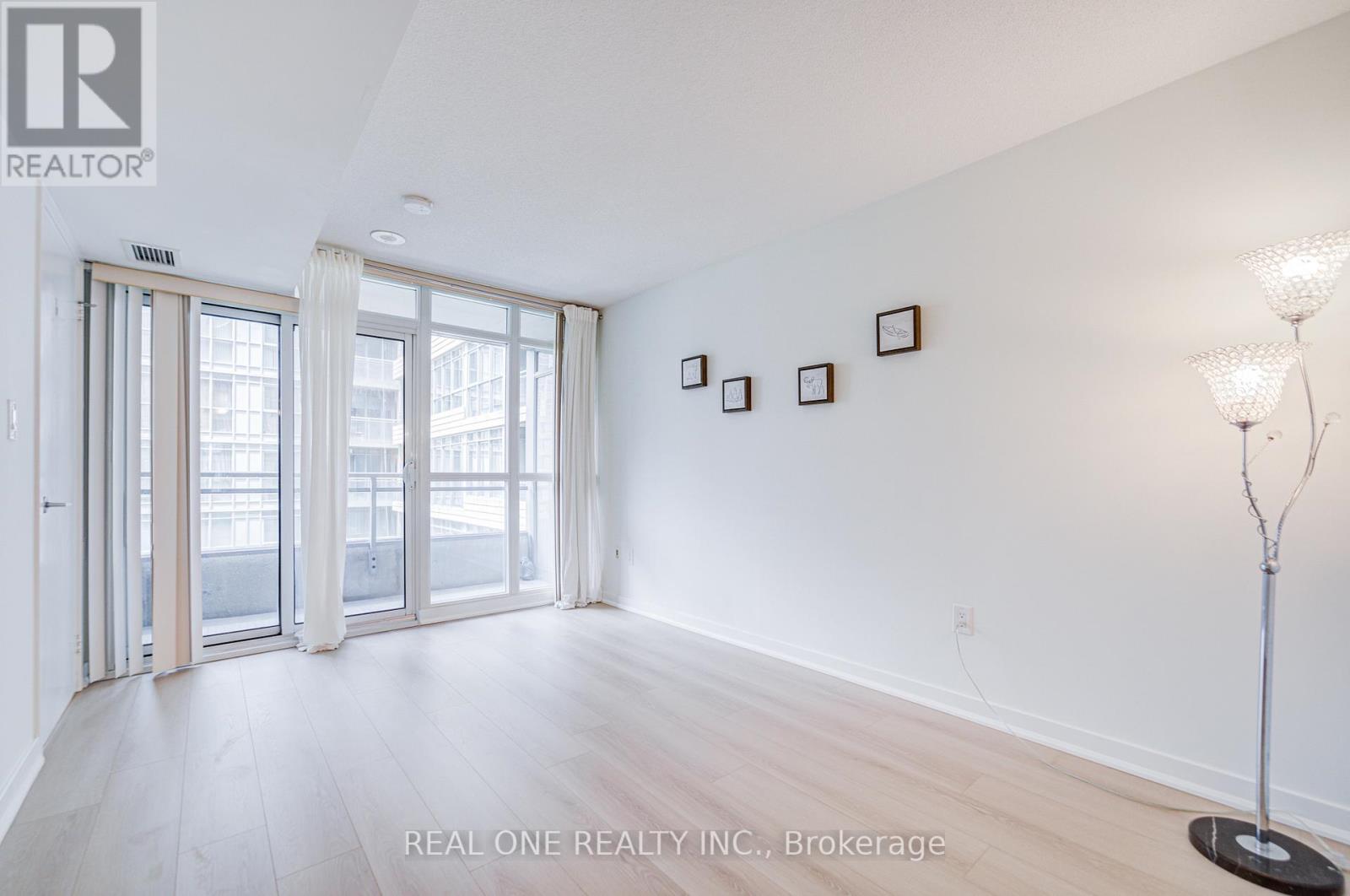 #727 10 CAPREOL COURT - 19