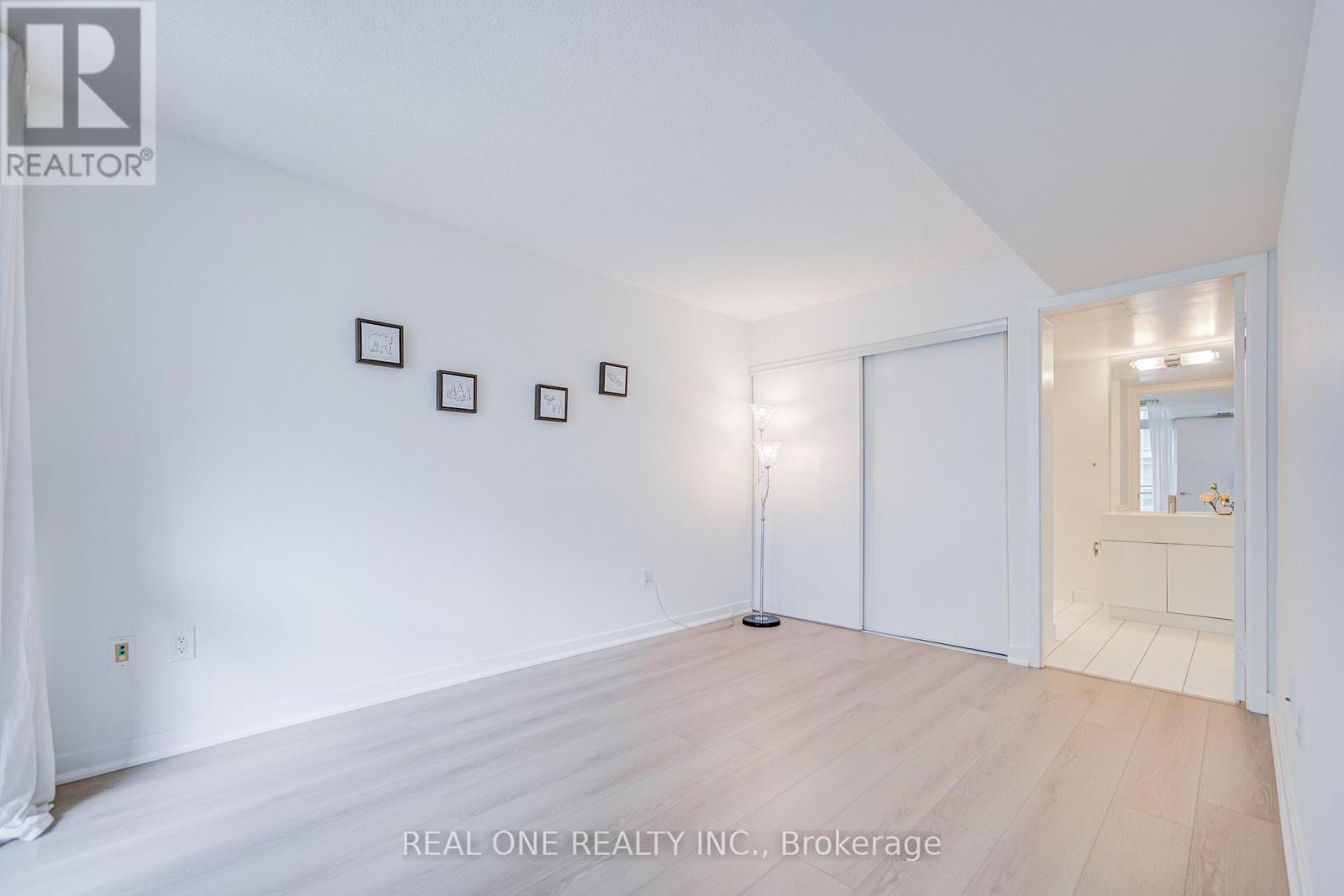 #727 10 CAPREOL COURT - 16
