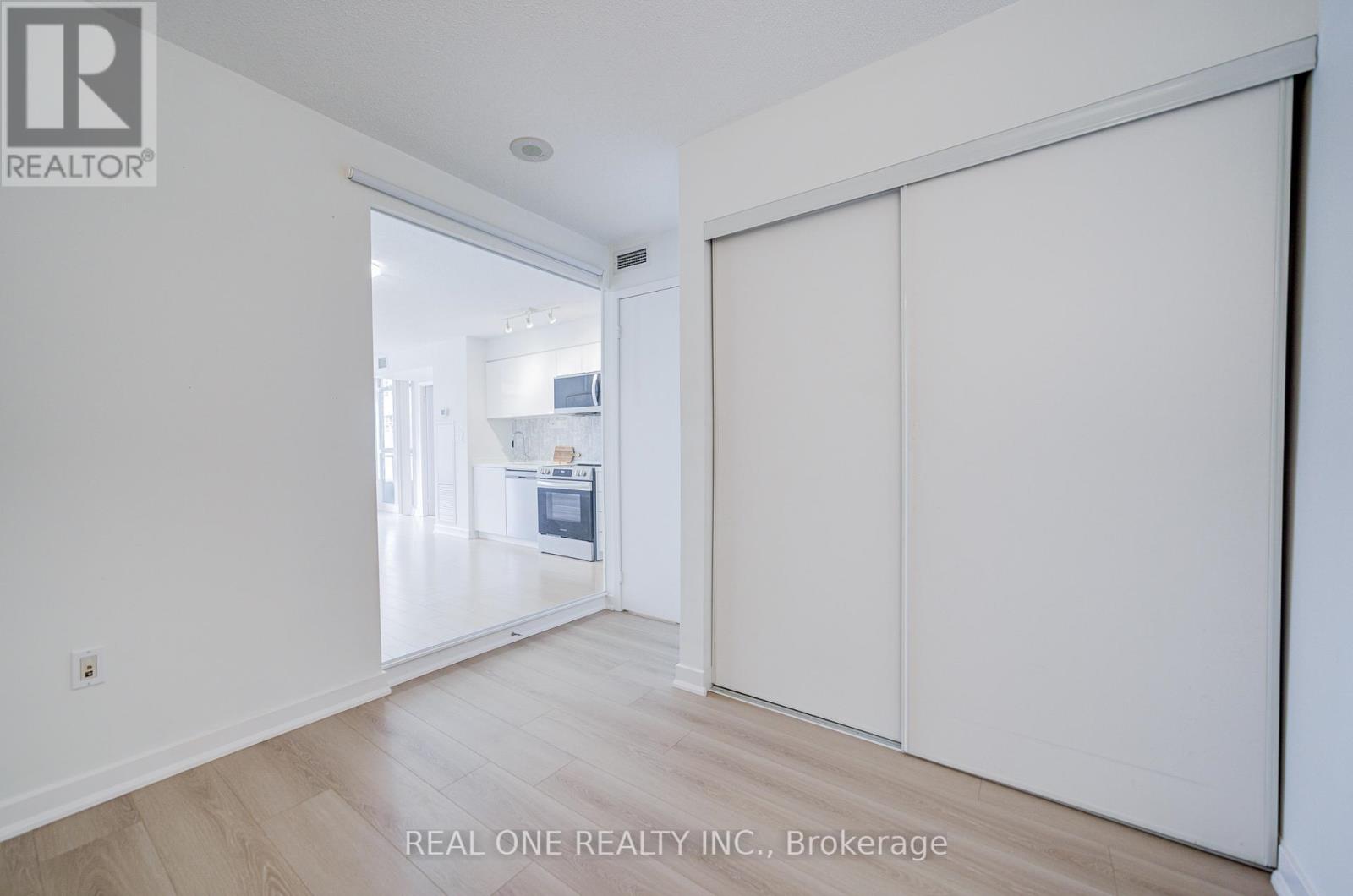 #727 10 CAPREOL COURT - 24