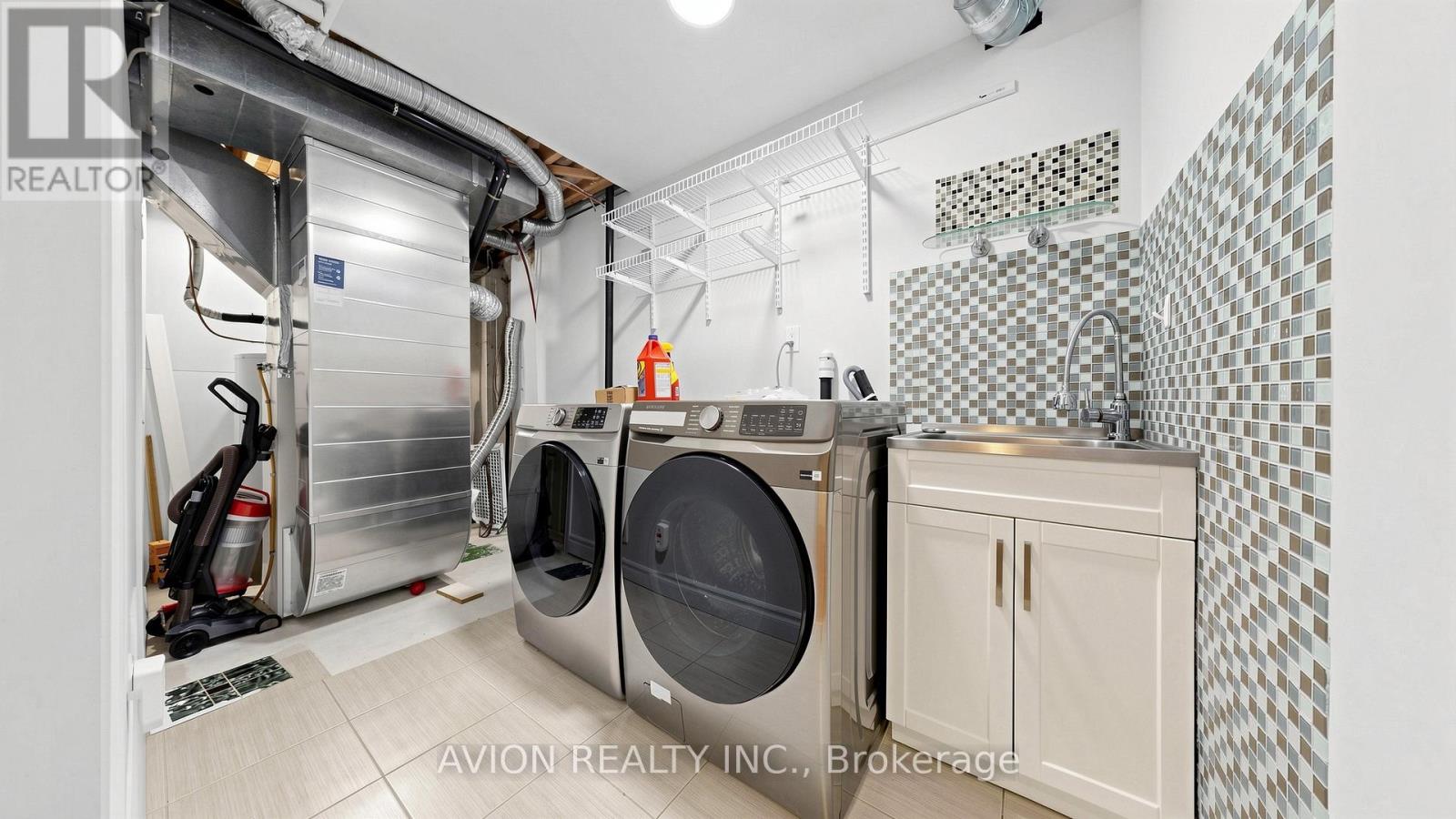 12 RIDEAU DRIVE - 26
