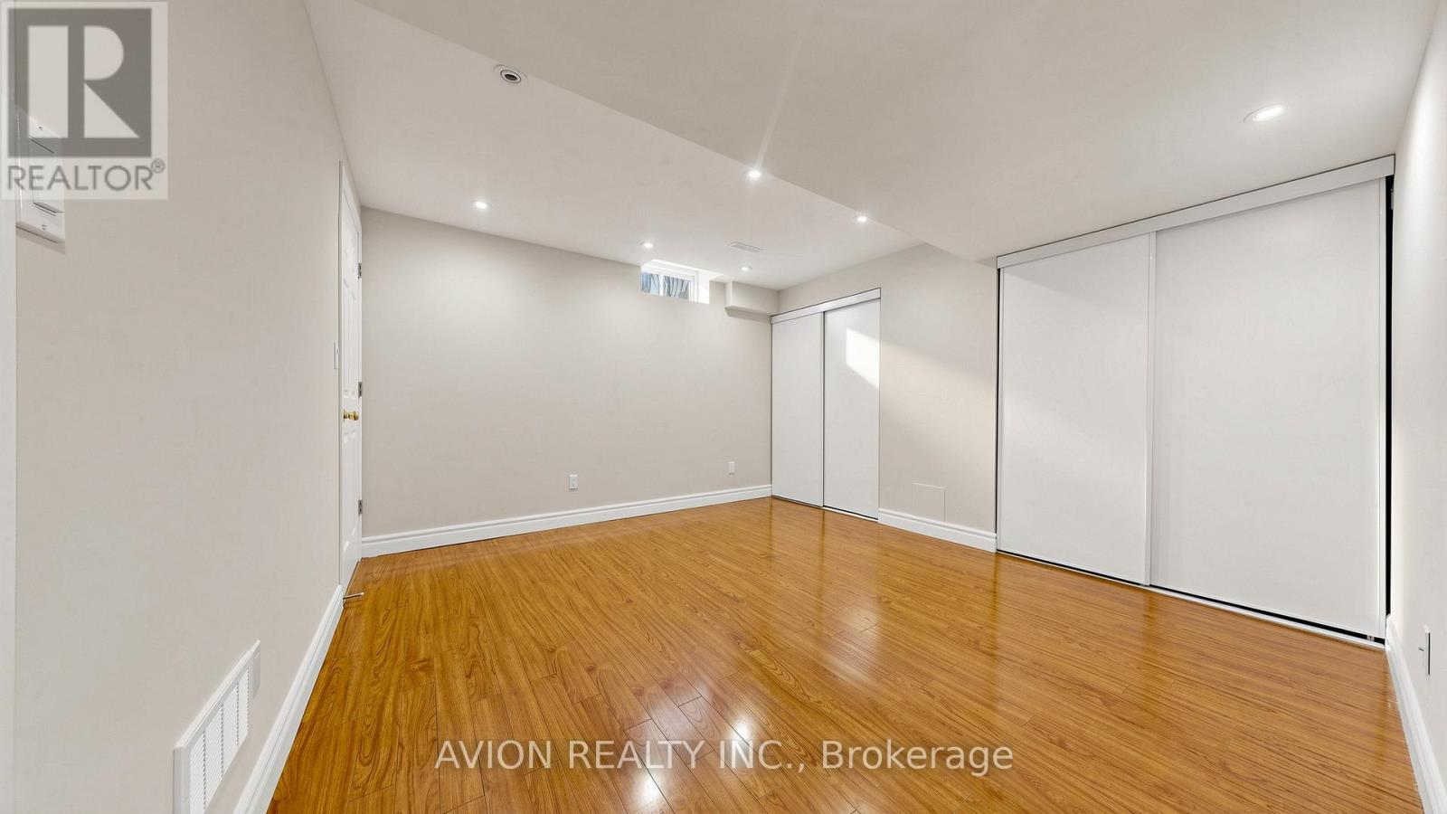 12 RIDEAU DRIVE - 24