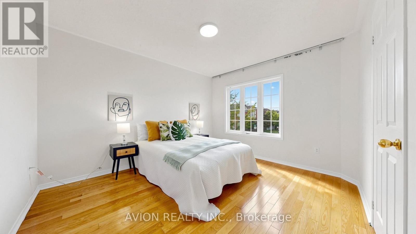 12 RIDEAU DRIVE - 18