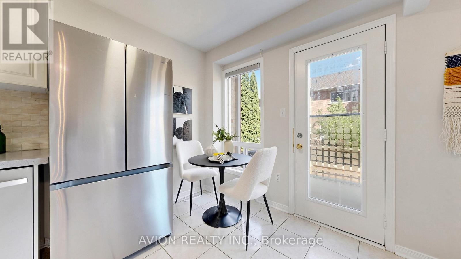 12 RIDEAU DRIVE - 10