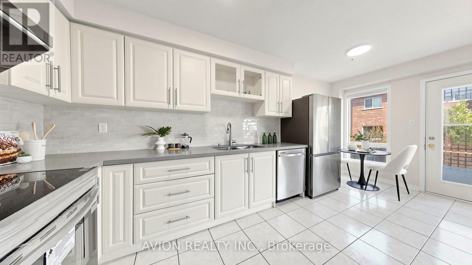 12 RIDEAU DRIVE - 8