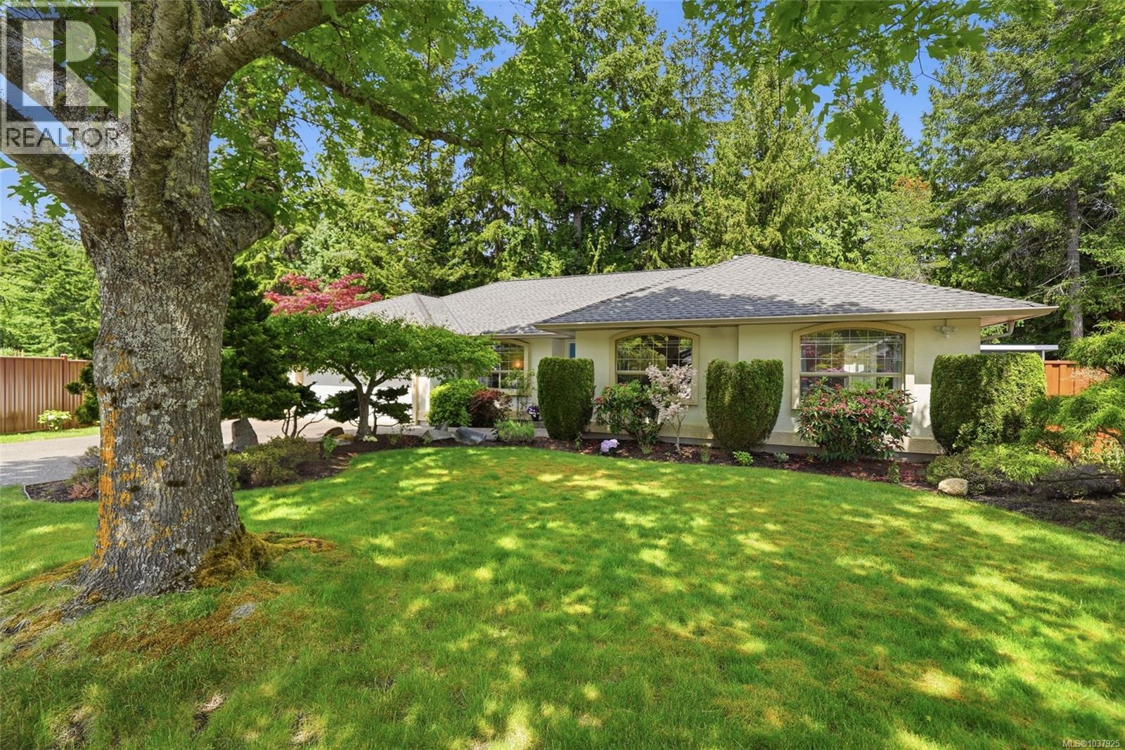 541 Tyee Cres - 1