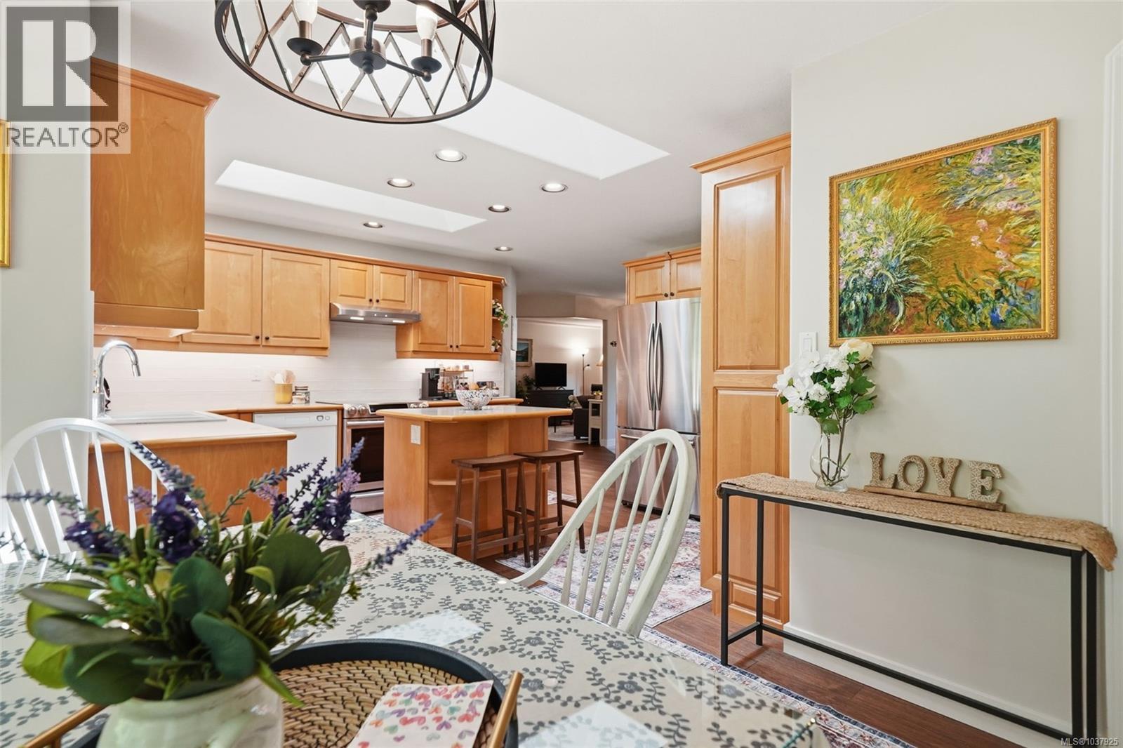 541 Tyee Cres - 2