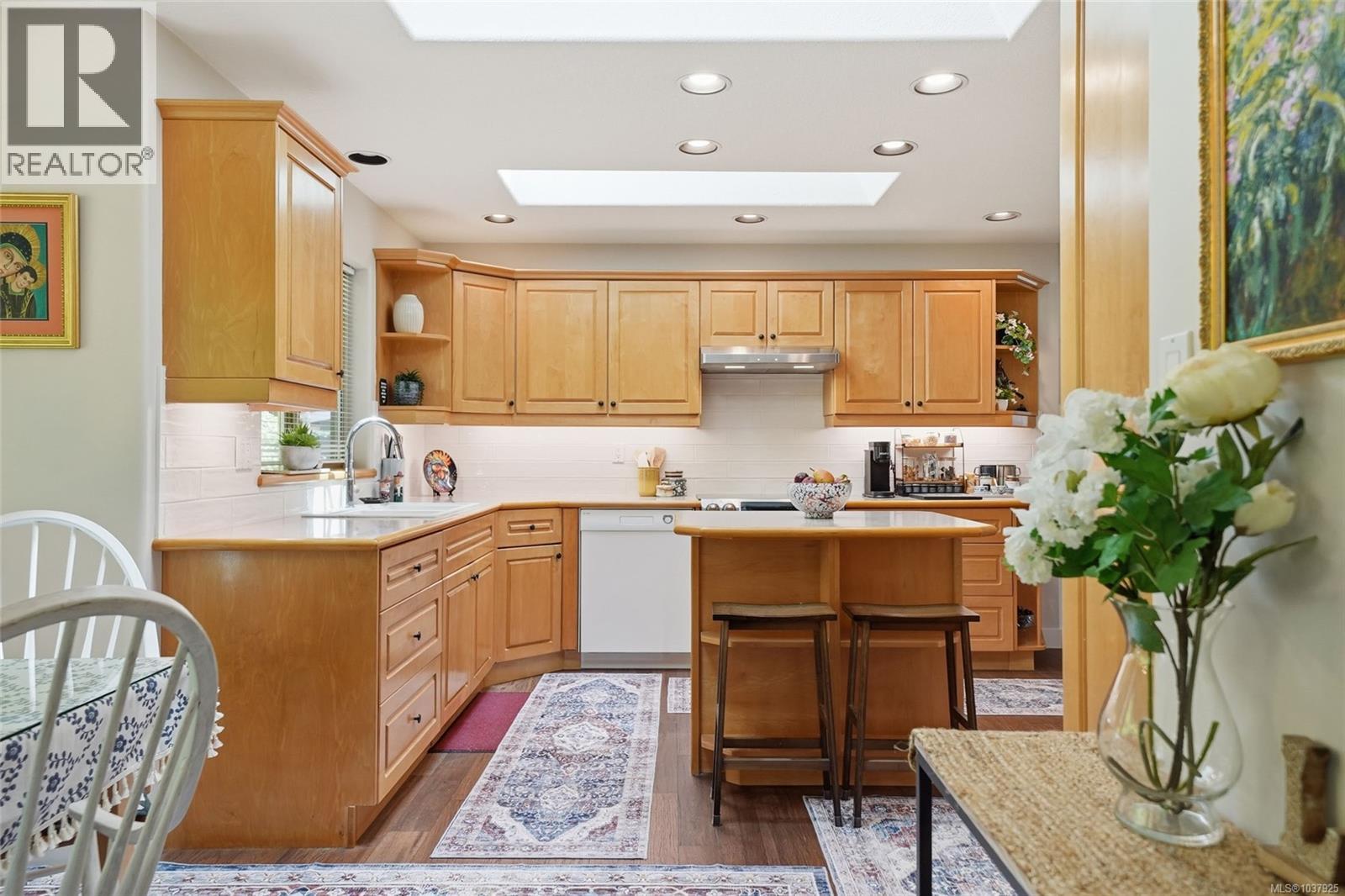 541 Tyee Cres - 23