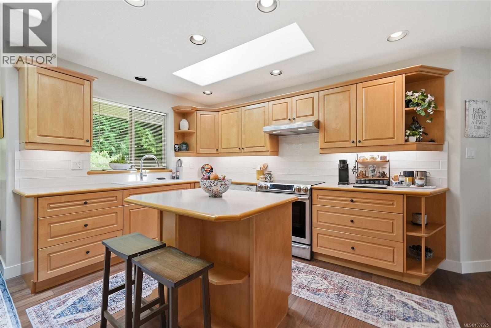 541 Tyee Cres - 24