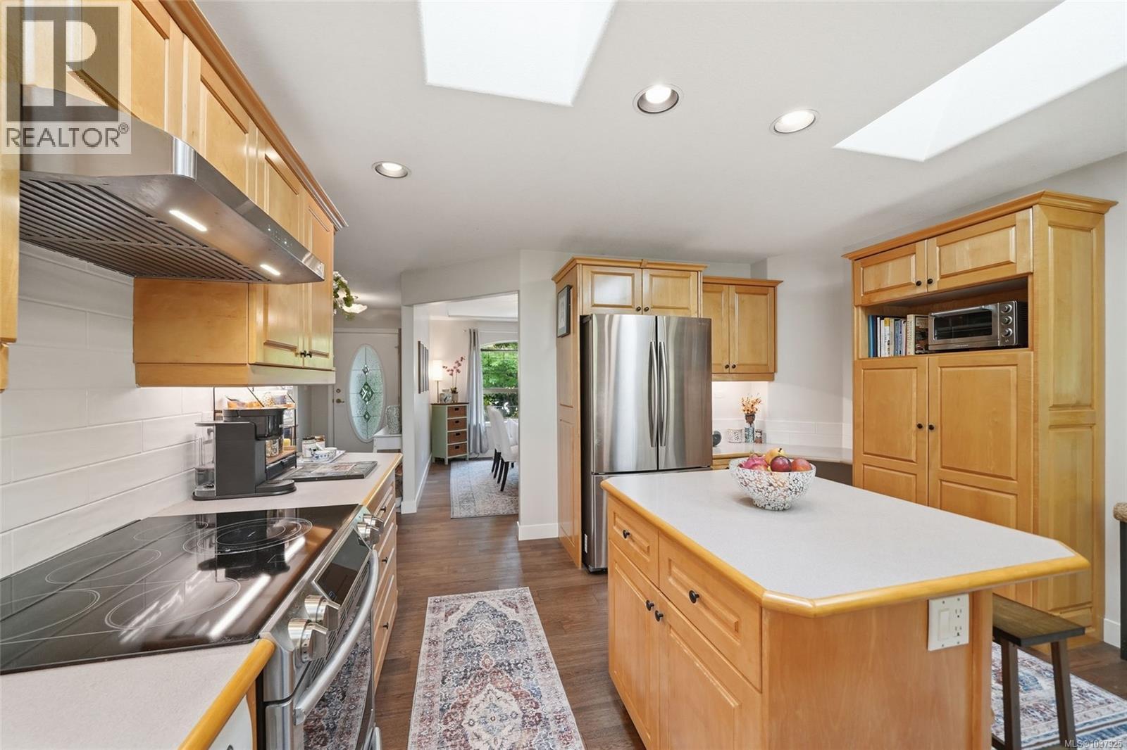 541 Tyee Cres - 25