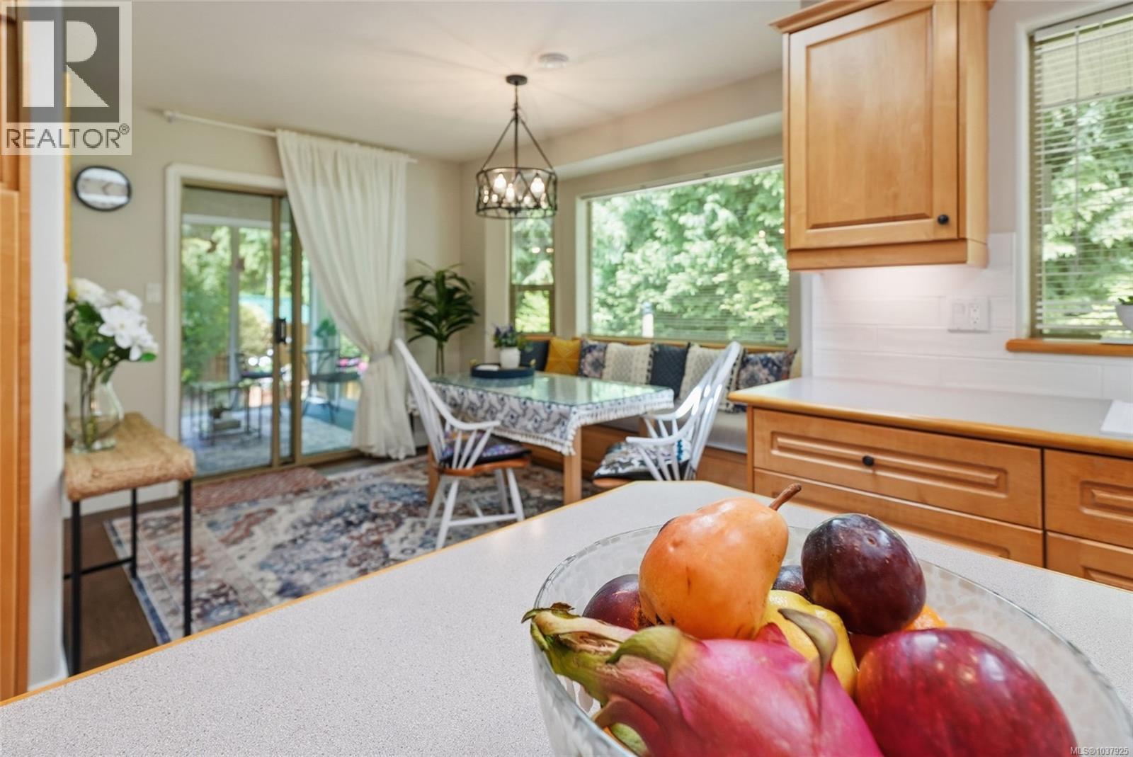 541 Tyee Cres - 26