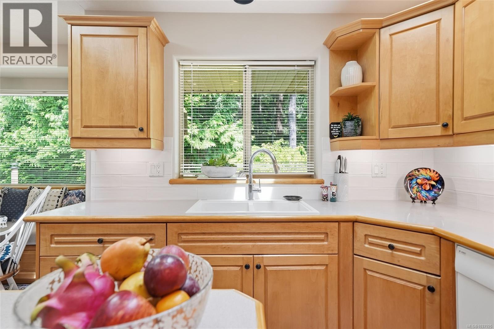 541 Tyee Cres - 27