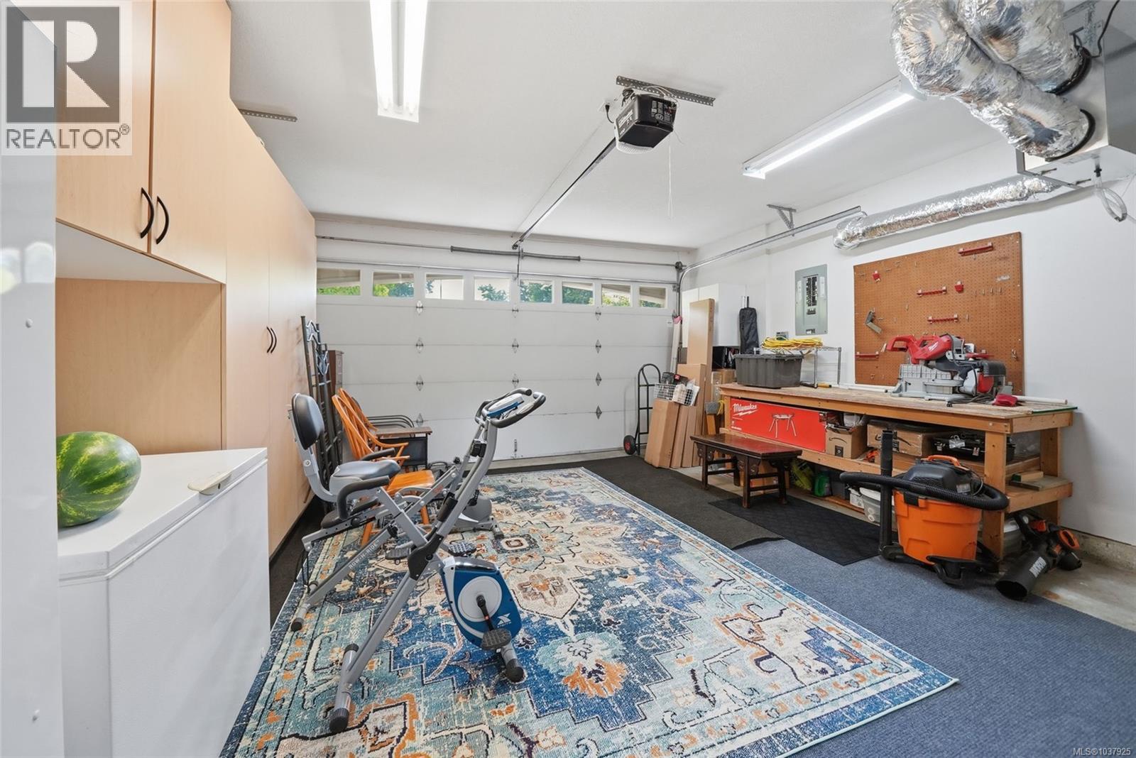 541 Tyee Cres - 32