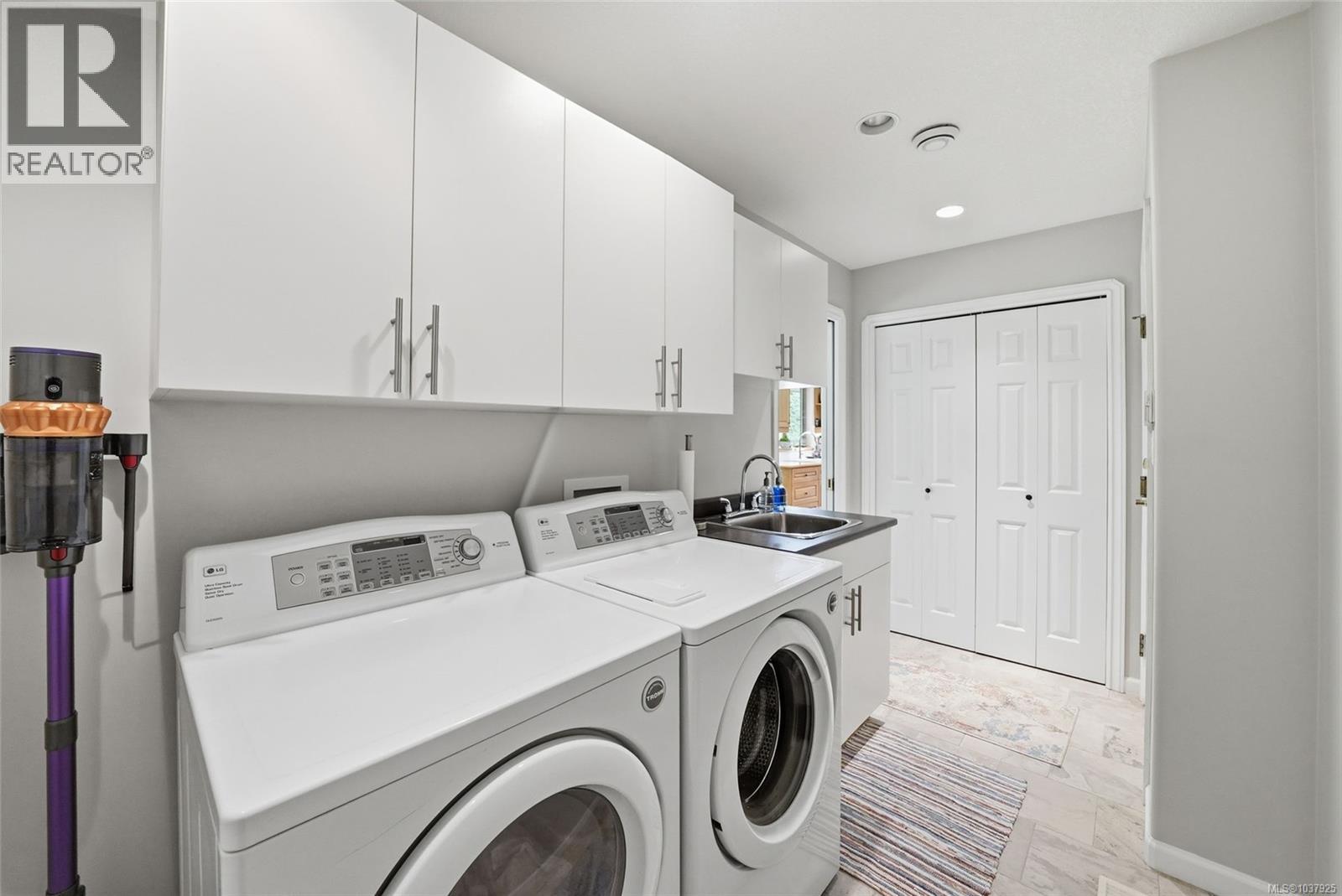 541 Tyee Cres - 33