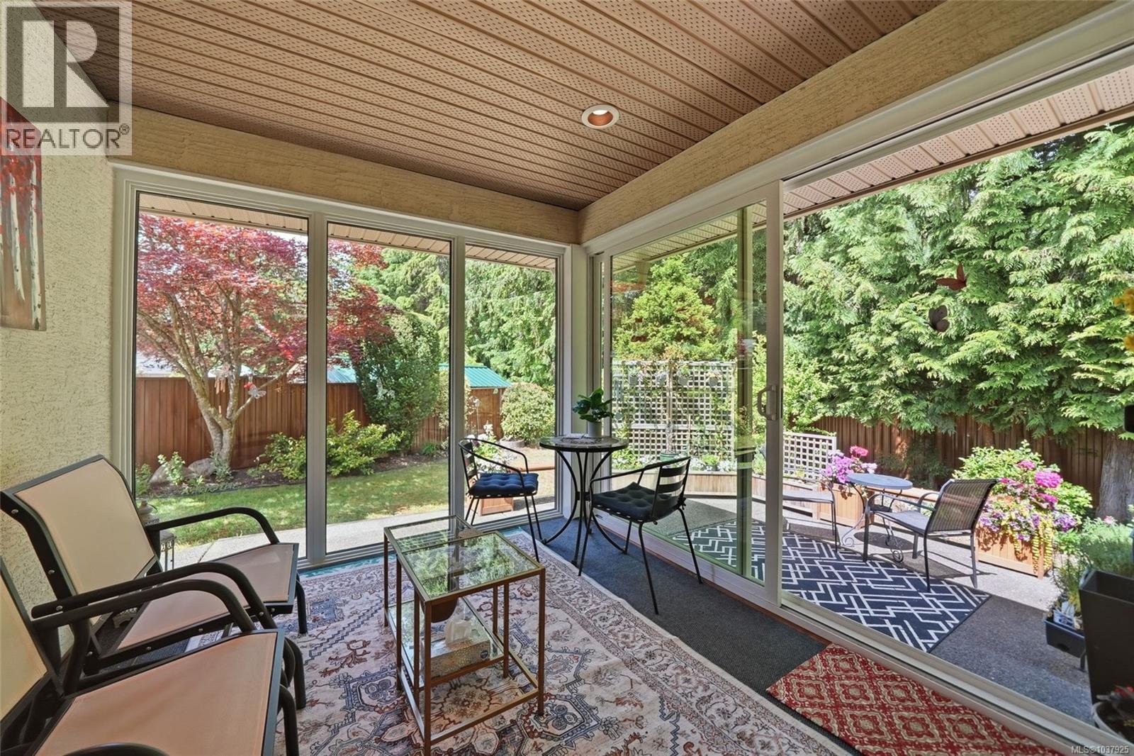 541 Tyee Cres - 34