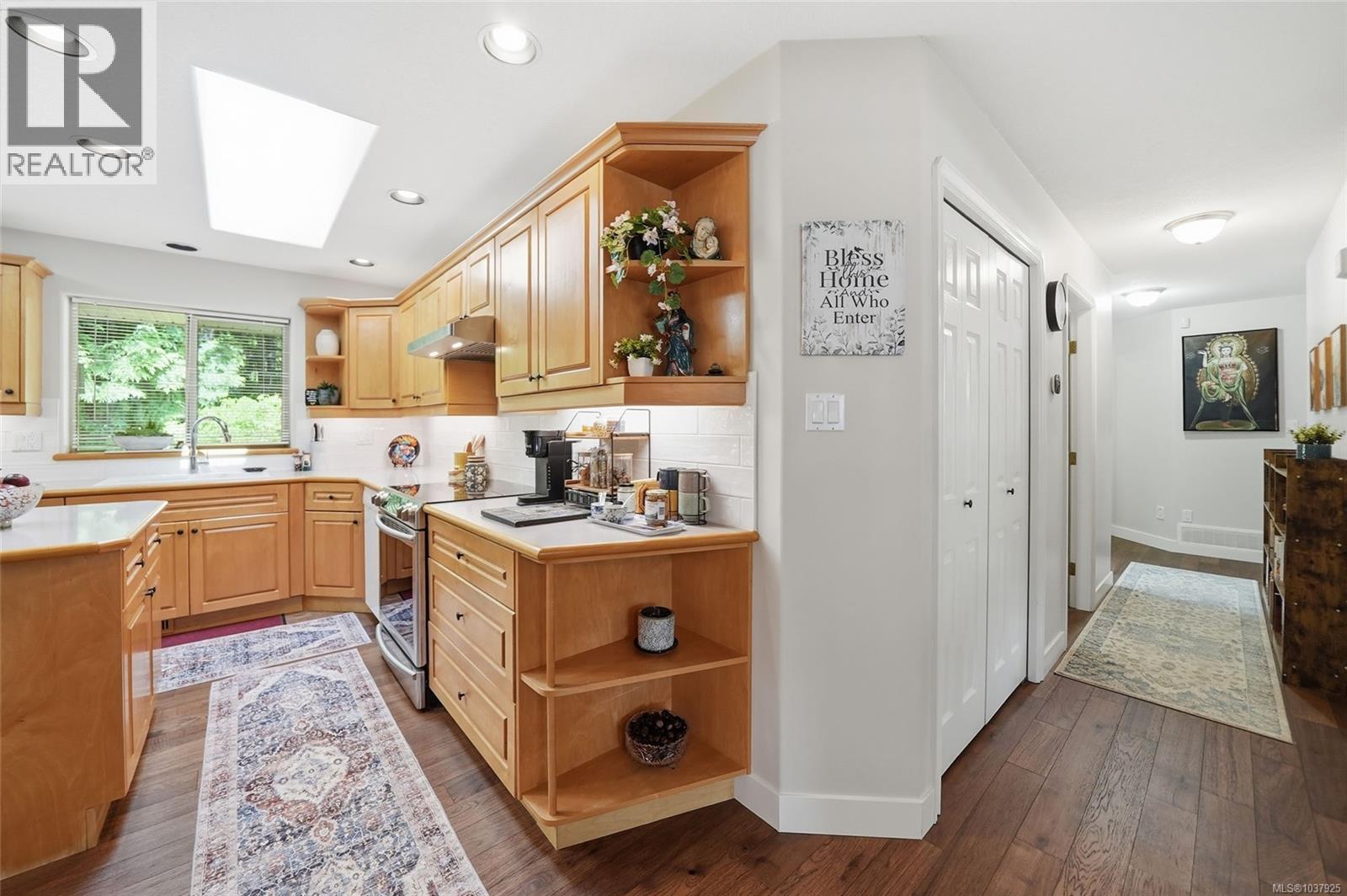 541 Tyee Cres - 36