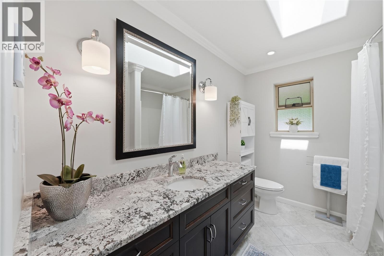 541 Tyee Cres - 38