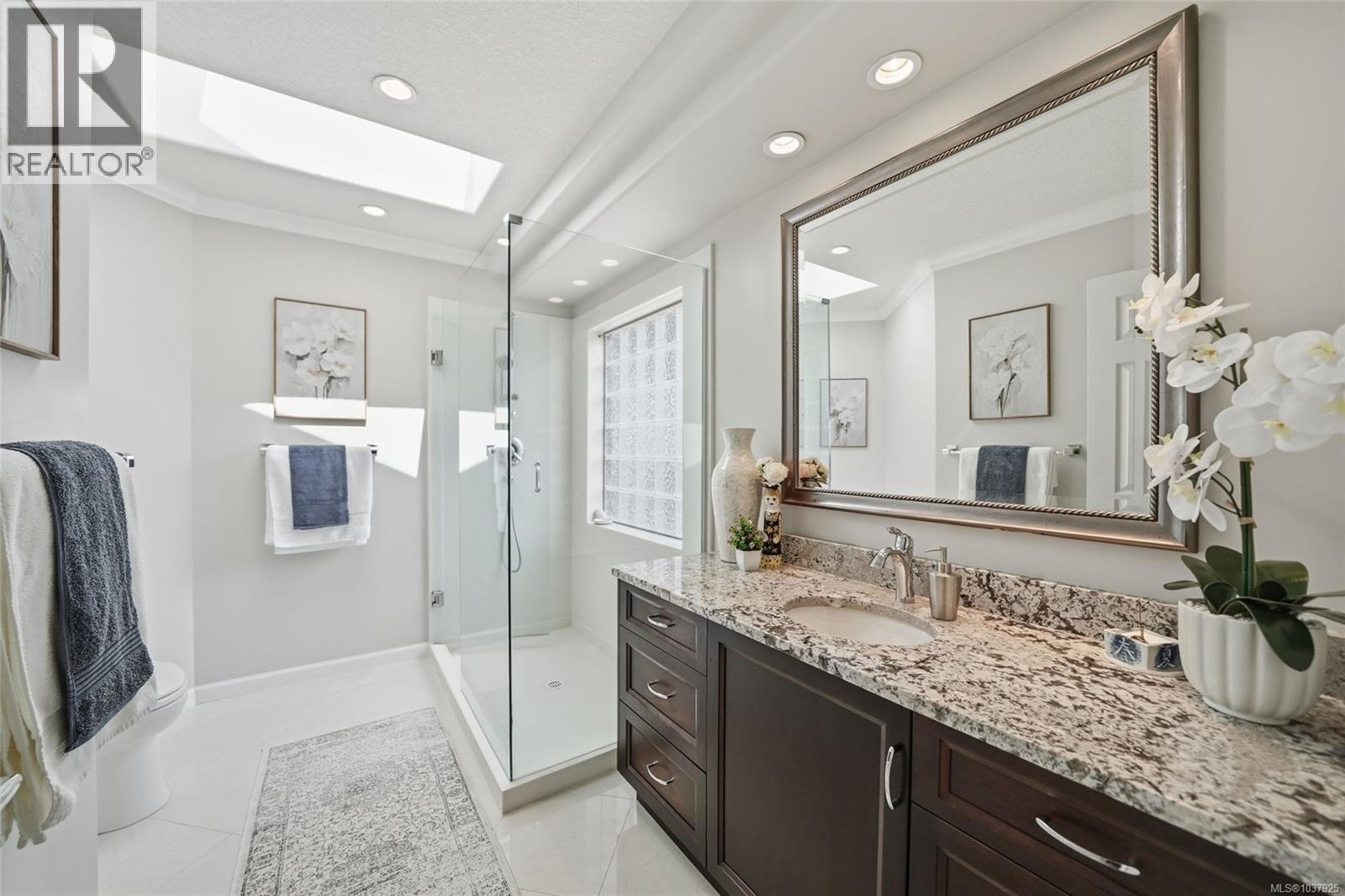 541 Tyee Cres - 4