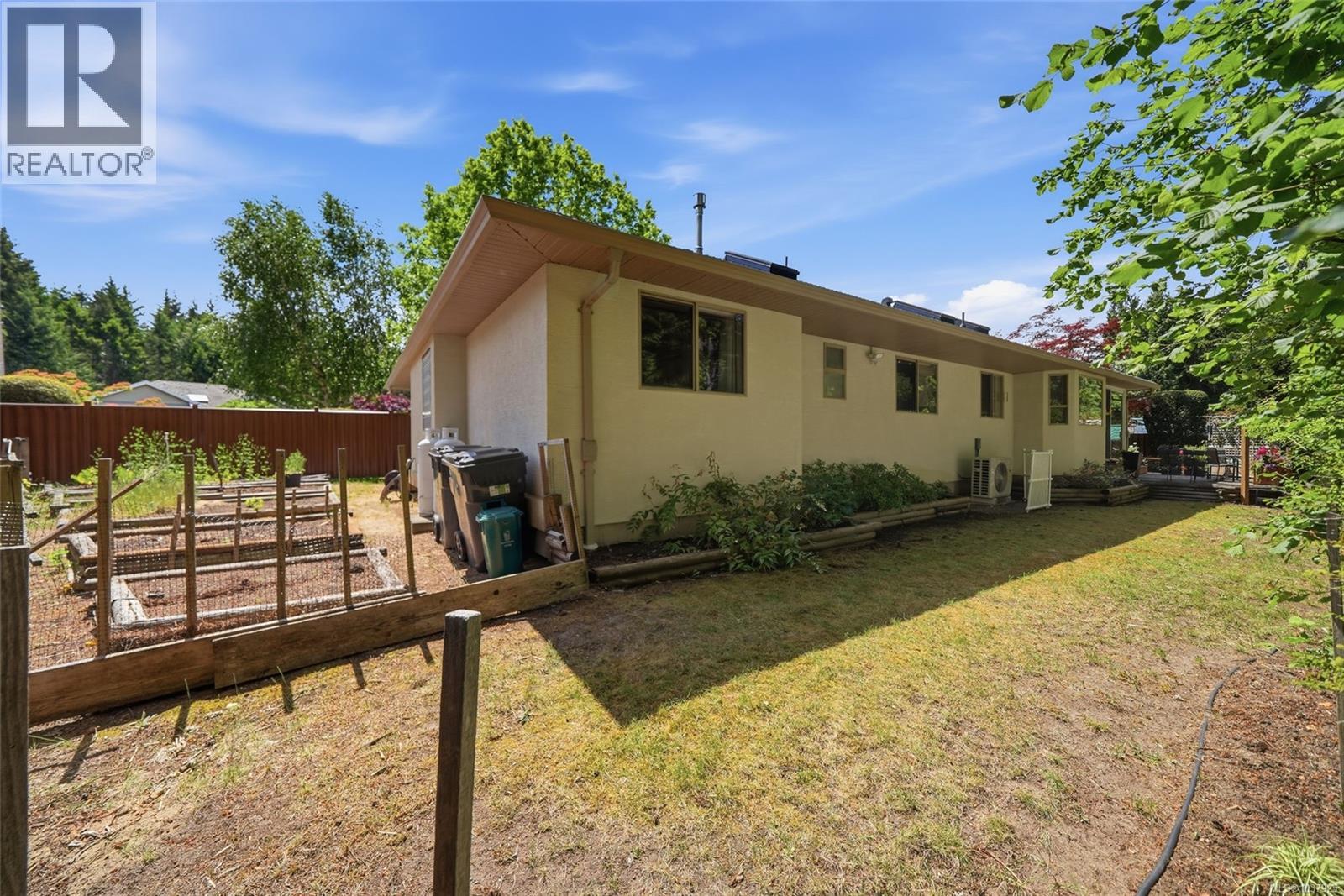 541 Tyee Cres - 54