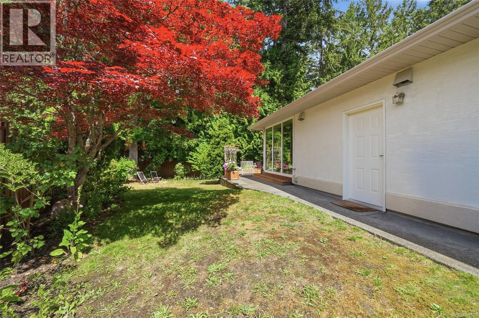 541 Tyee Cres - 56