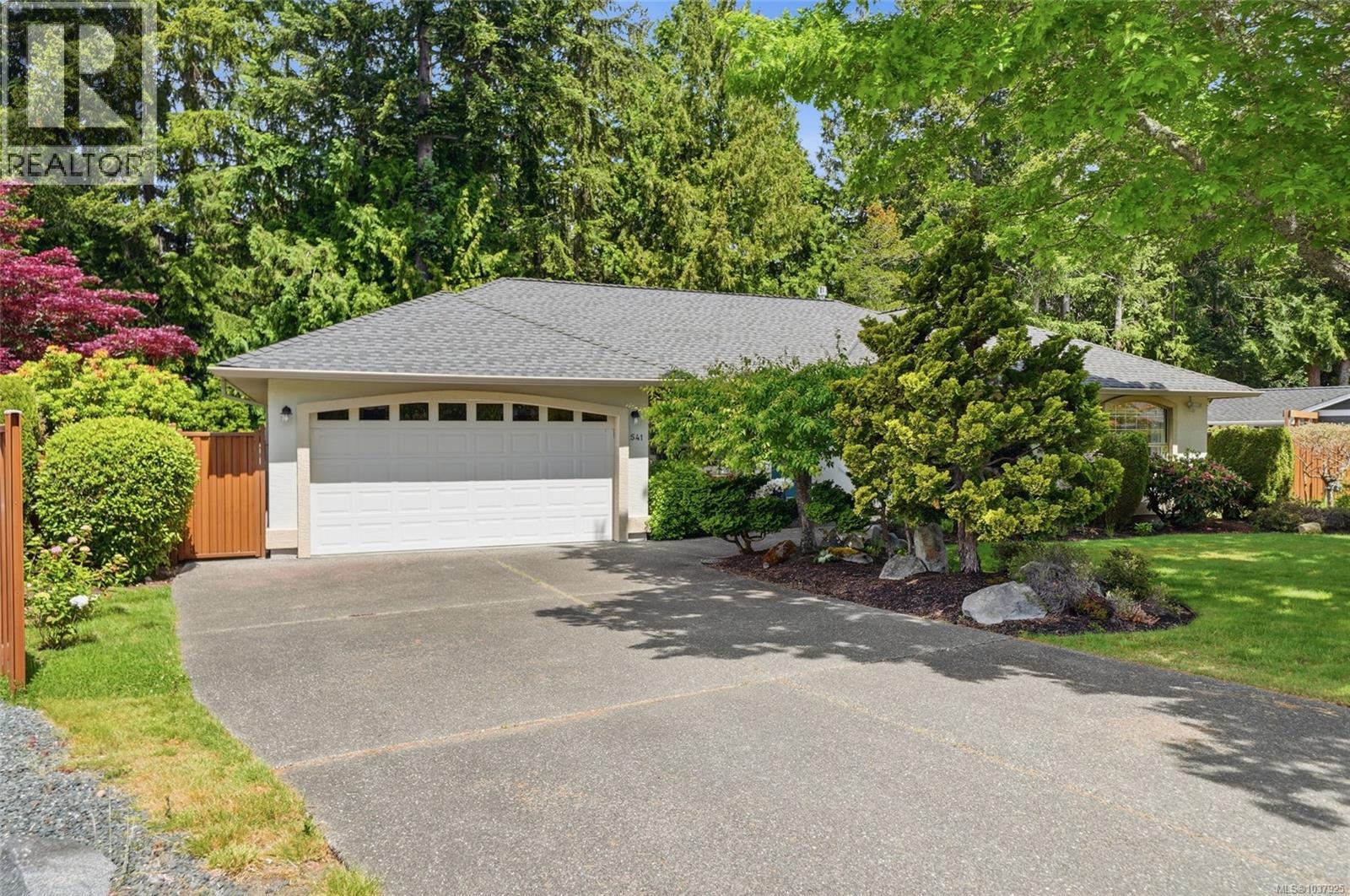 541 Tyee Cres - 57