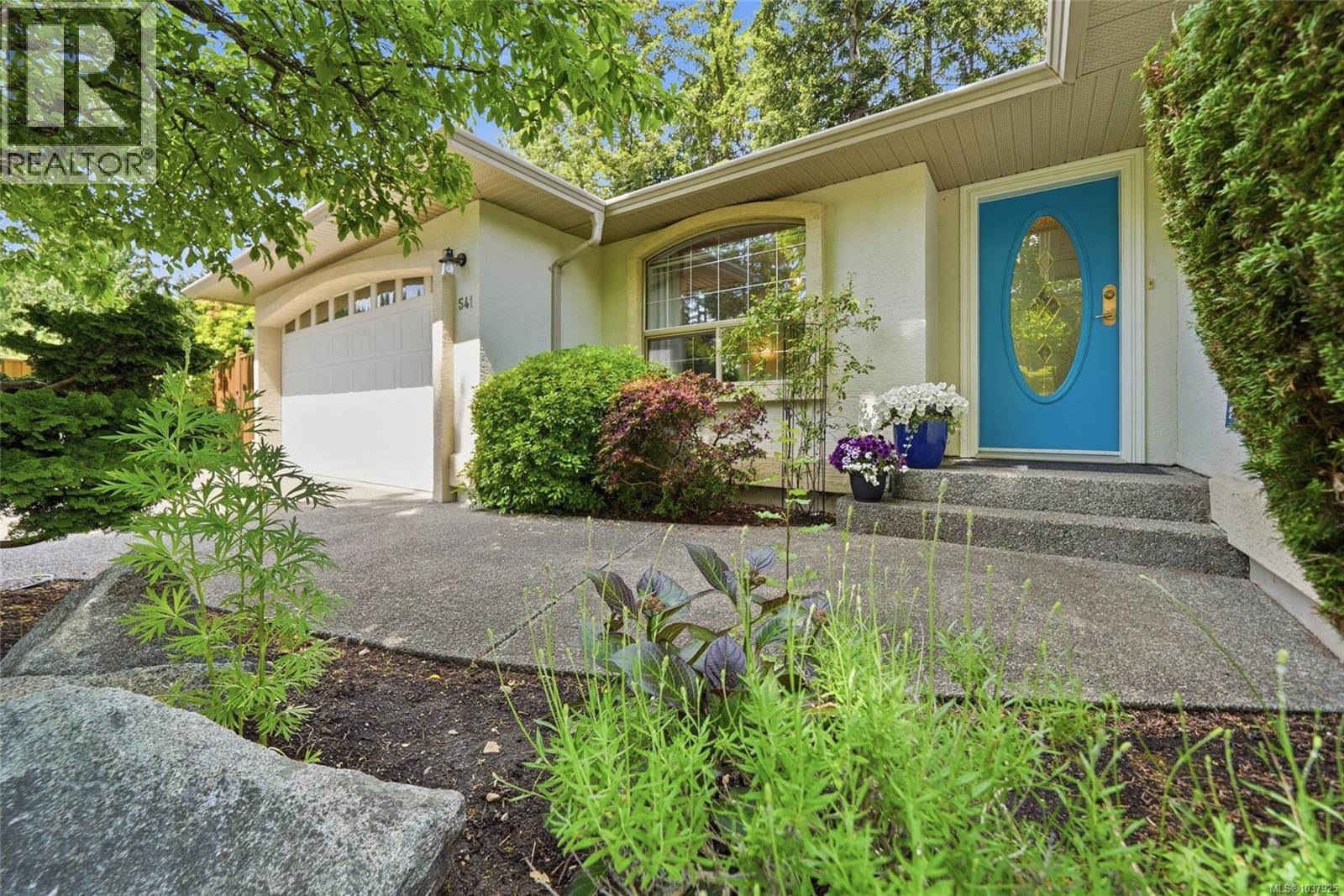 541 Tyee Cres - 59