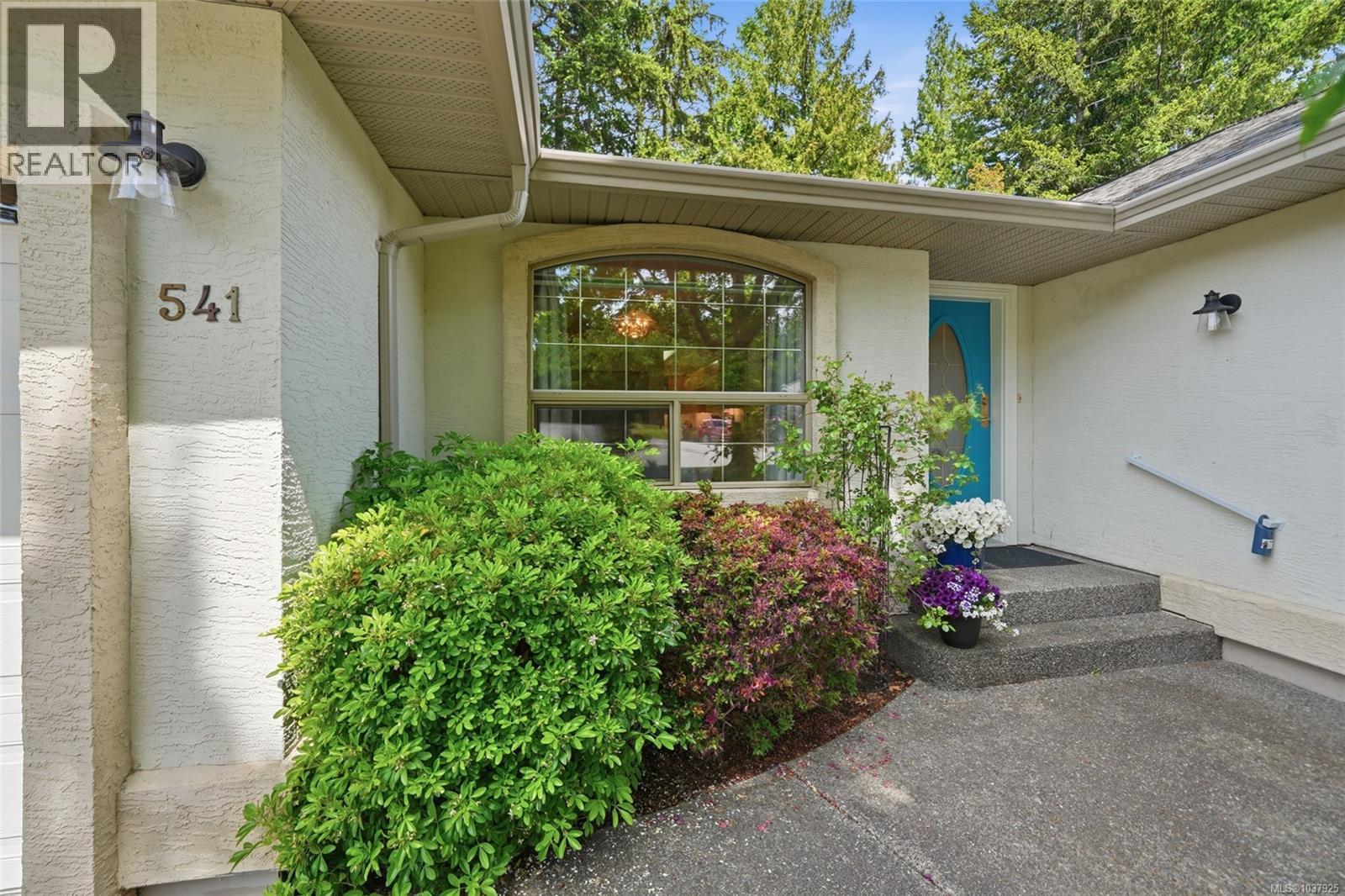 541 Tyee Cres - 9