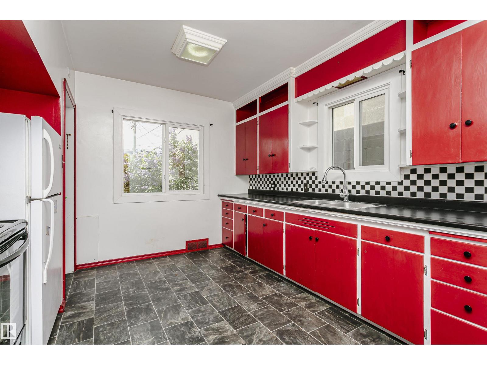 10035 81 AV NW NW - 12
