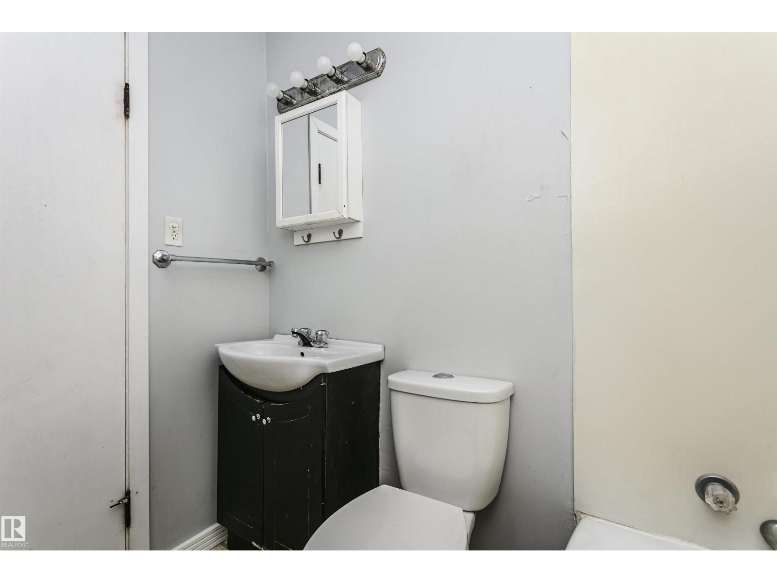 10035 81 AV NW NW - 20
