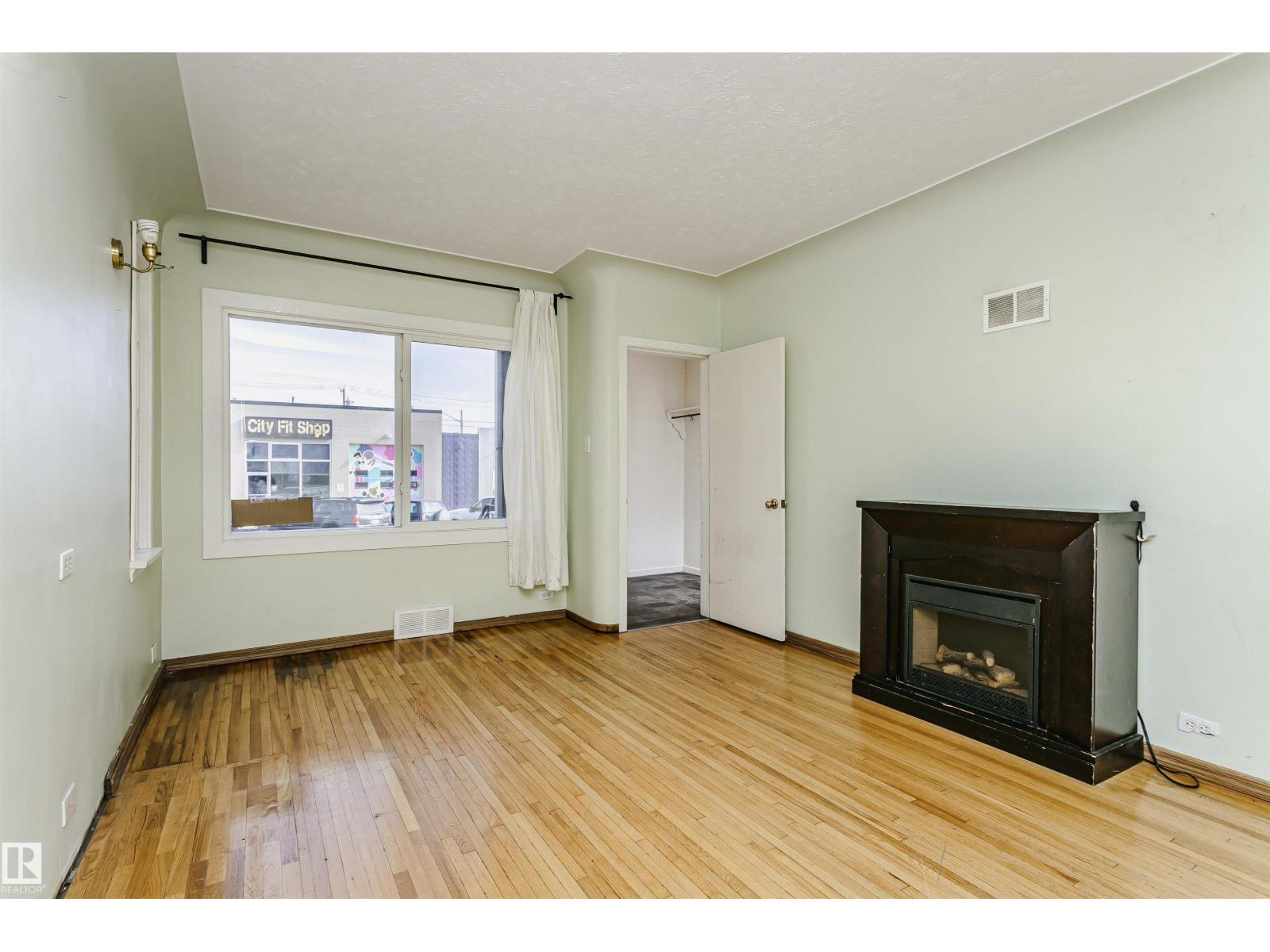 10035 81 AV NW NW - 6