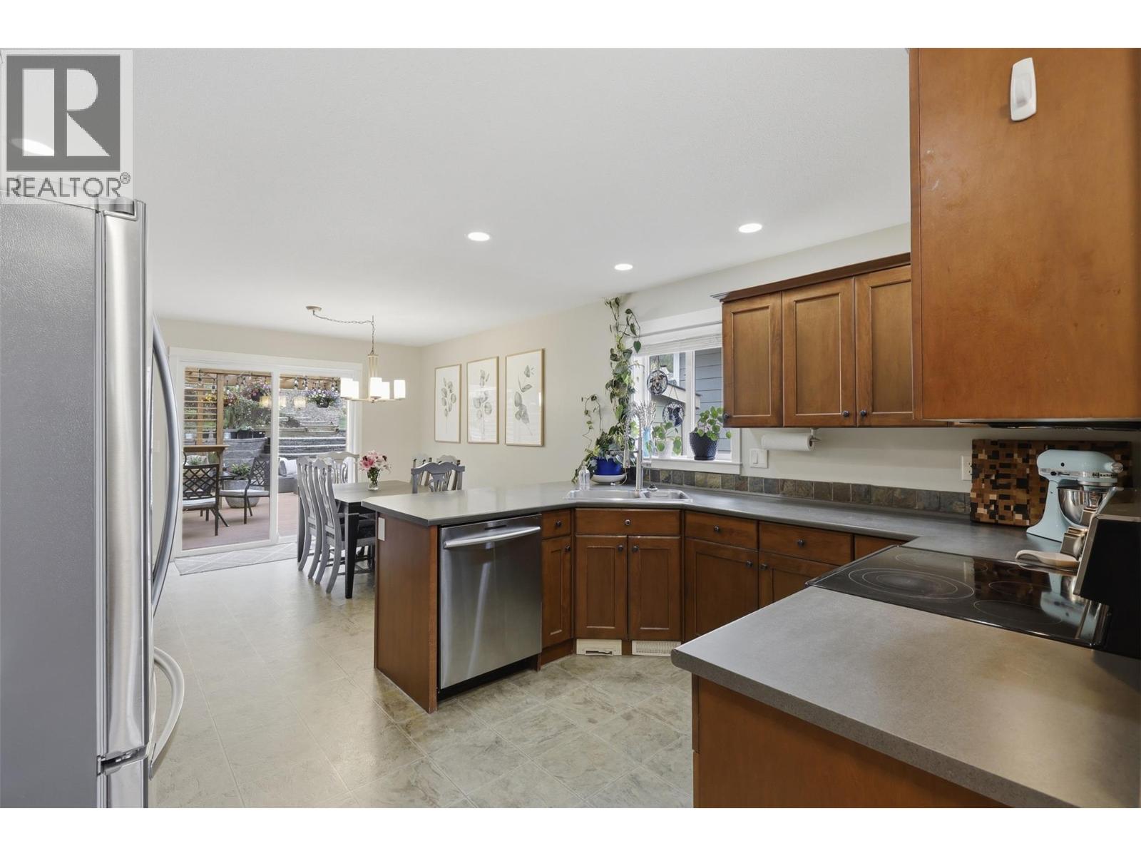 1370 PACIFIC Way - 8