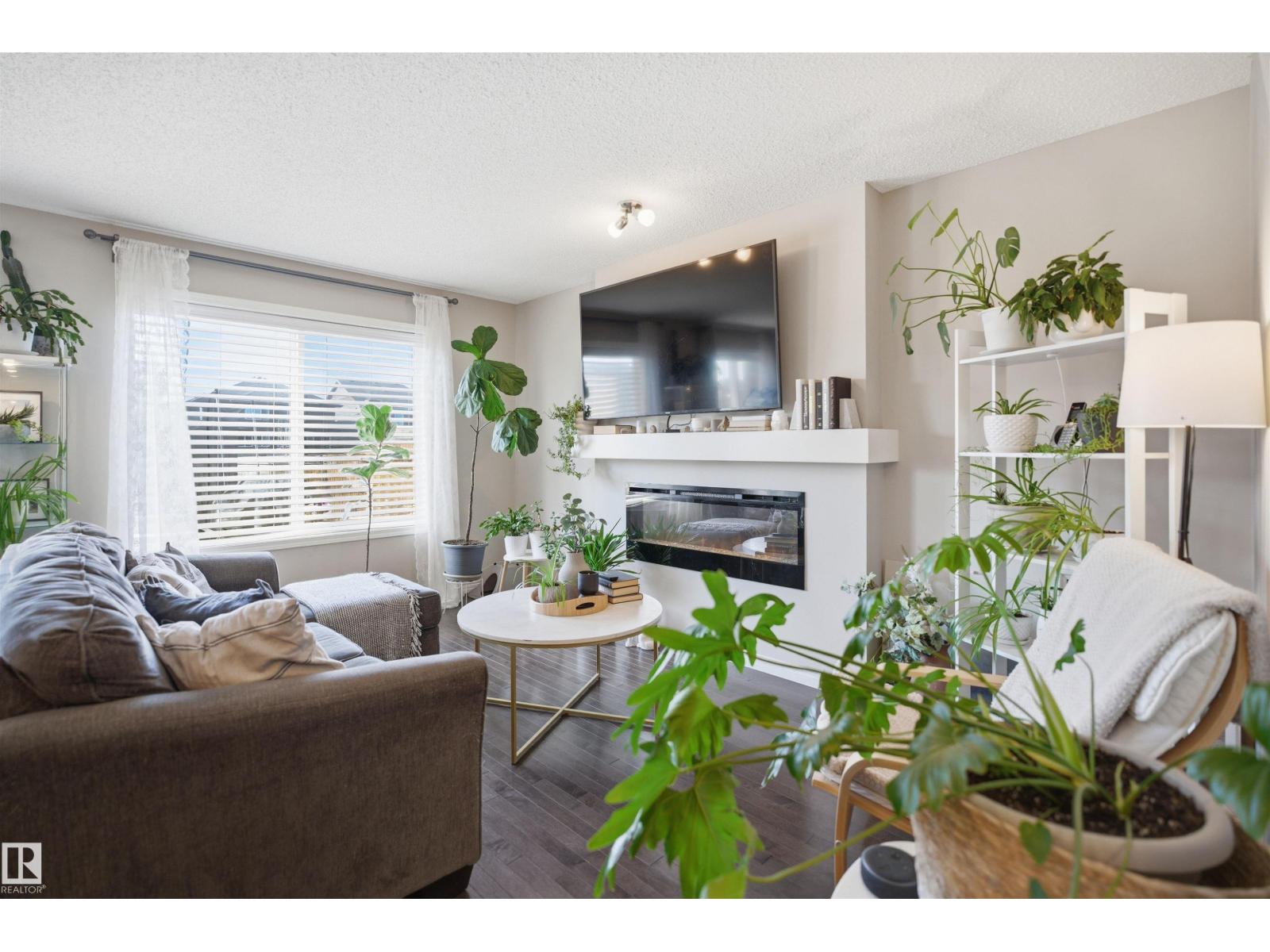 7323 24 Ave SW - 4