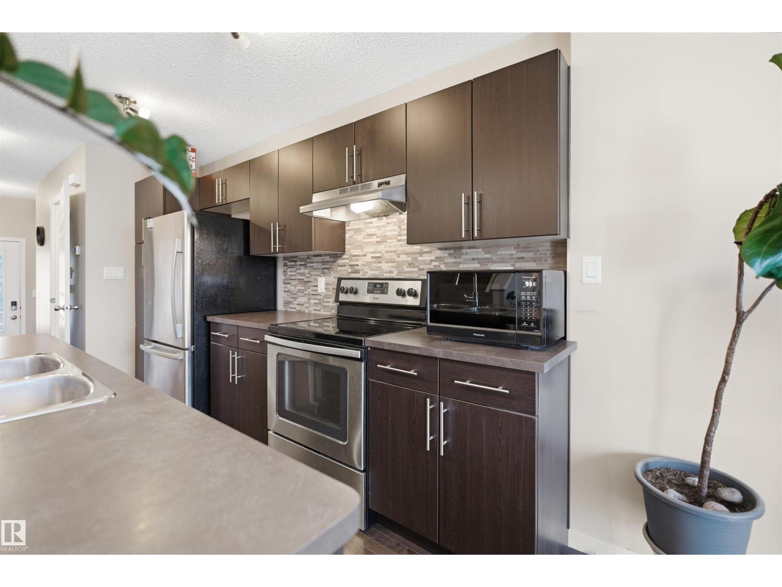 7323 24 Ave SW - 5
