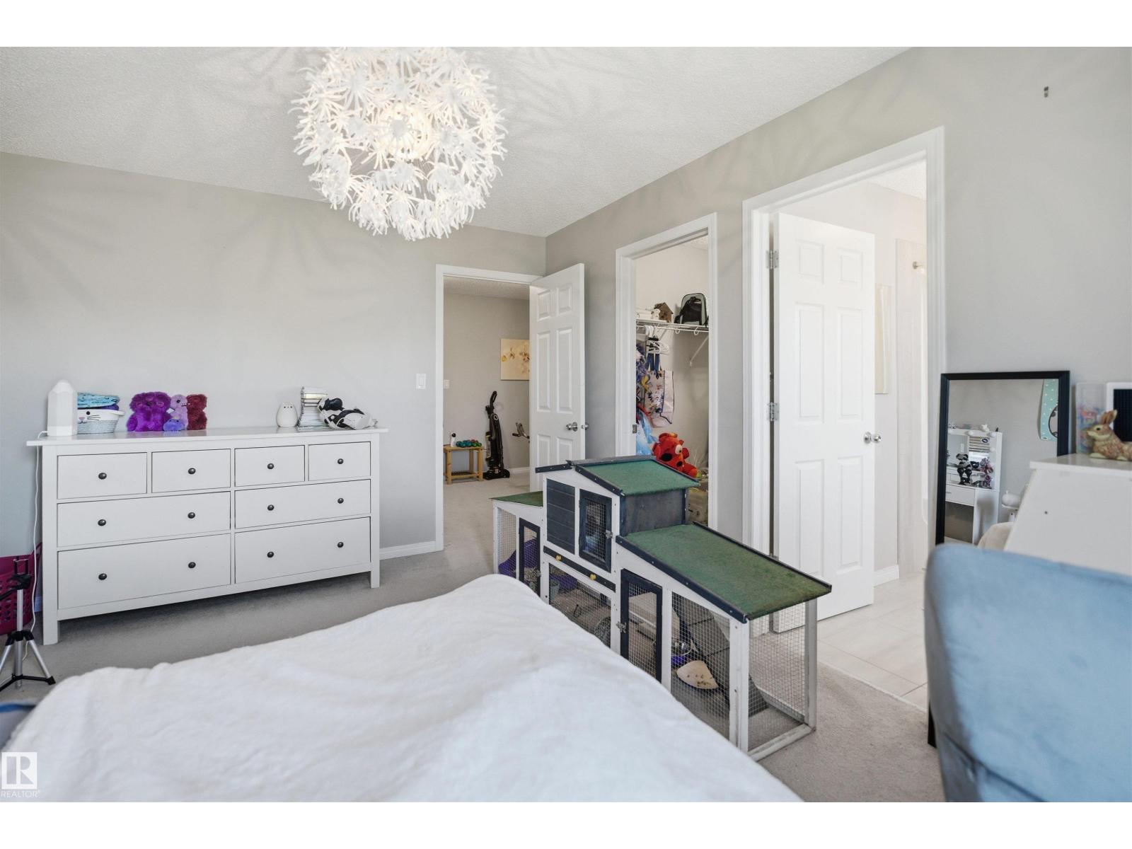 7323 24 Ave SW - 9
