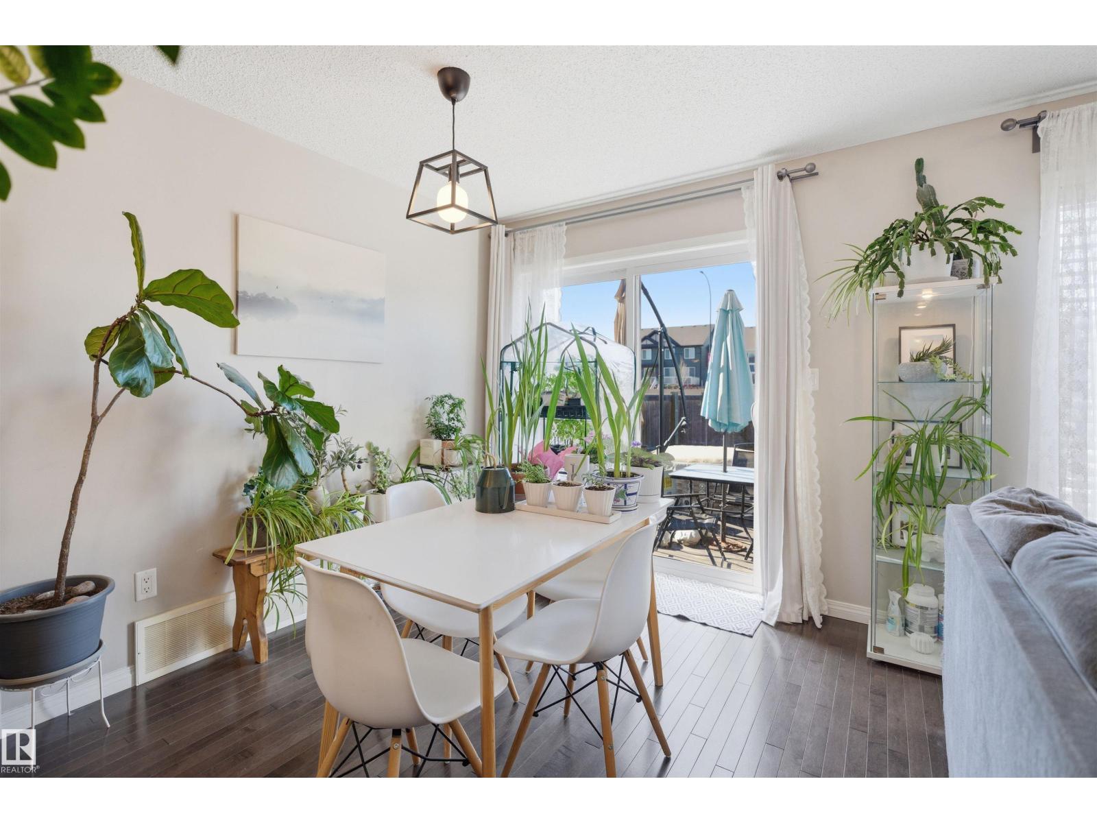 7323 24 Ave SW - 12