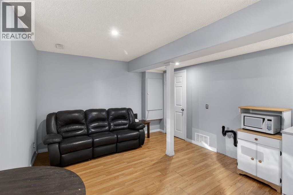 108 Kodiak Crescent - 33