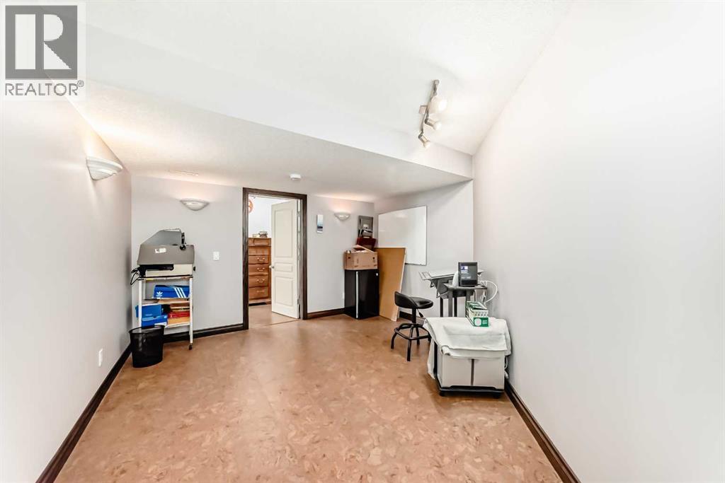60 Hamptons Terrace NW - 32