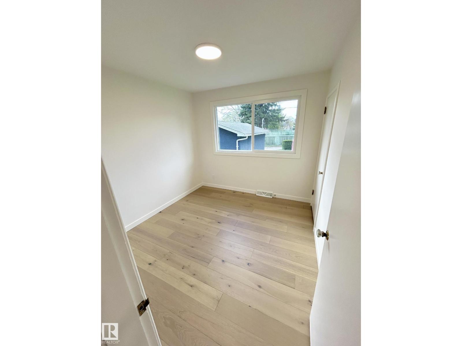 8516 64 AV NW - 19