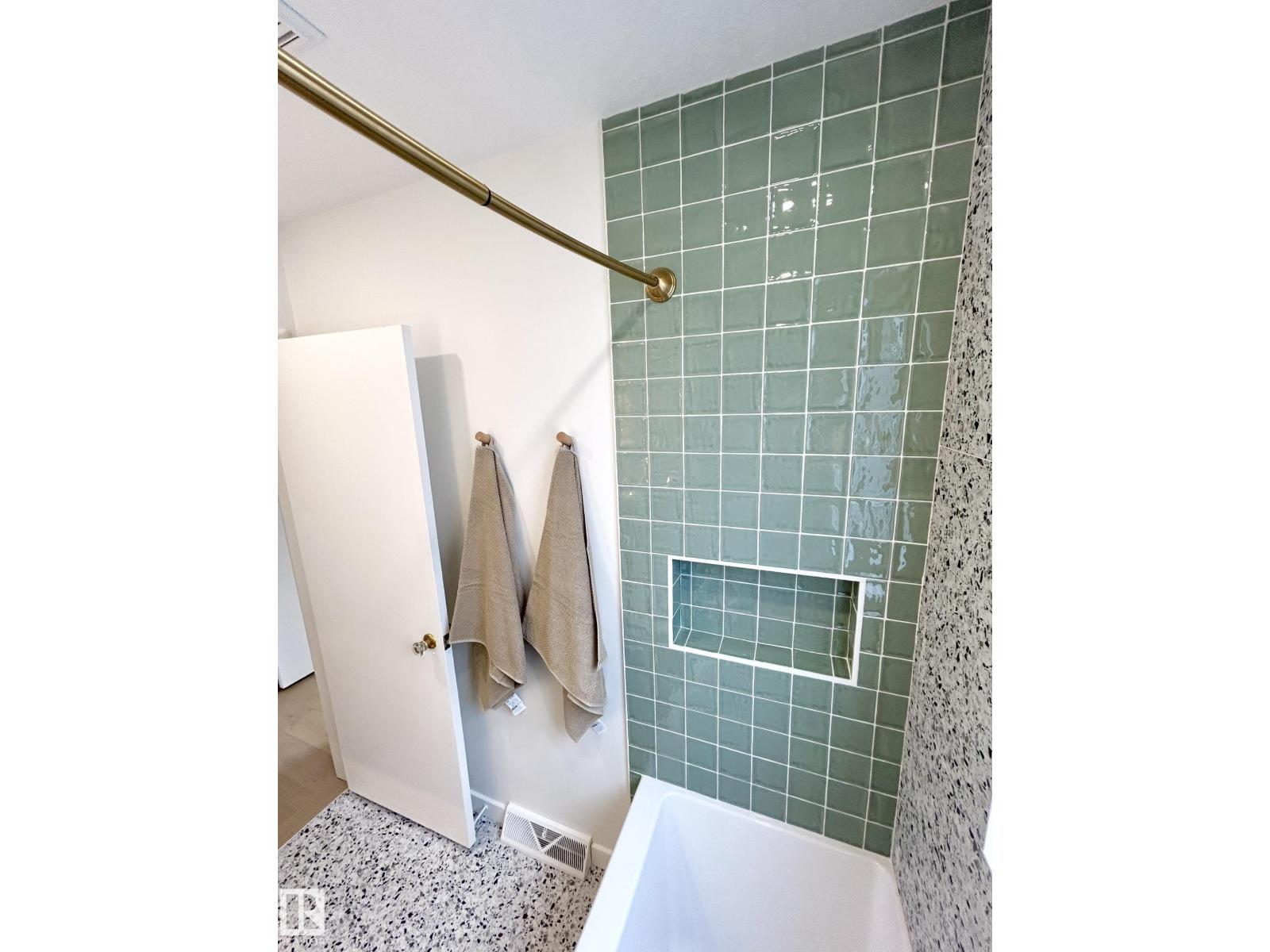 8516 64 AV NW - 28