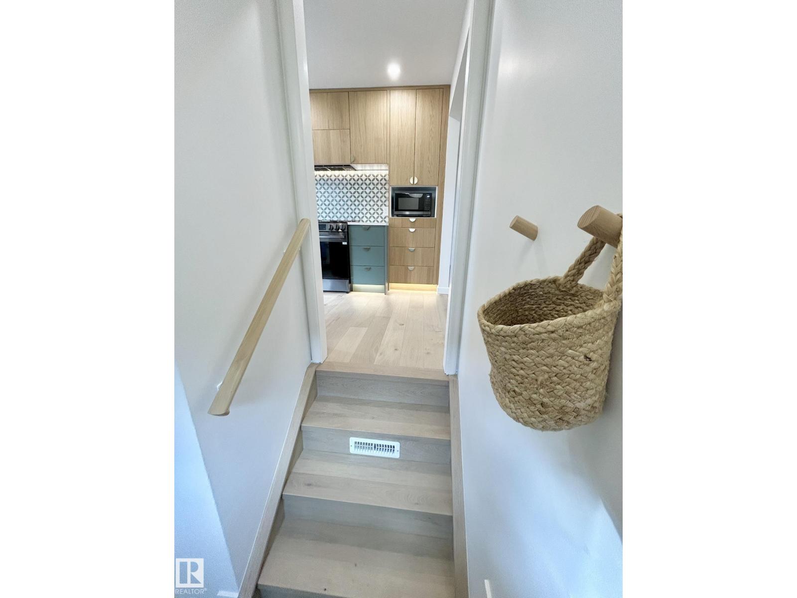 8516 64 AV NW - 30