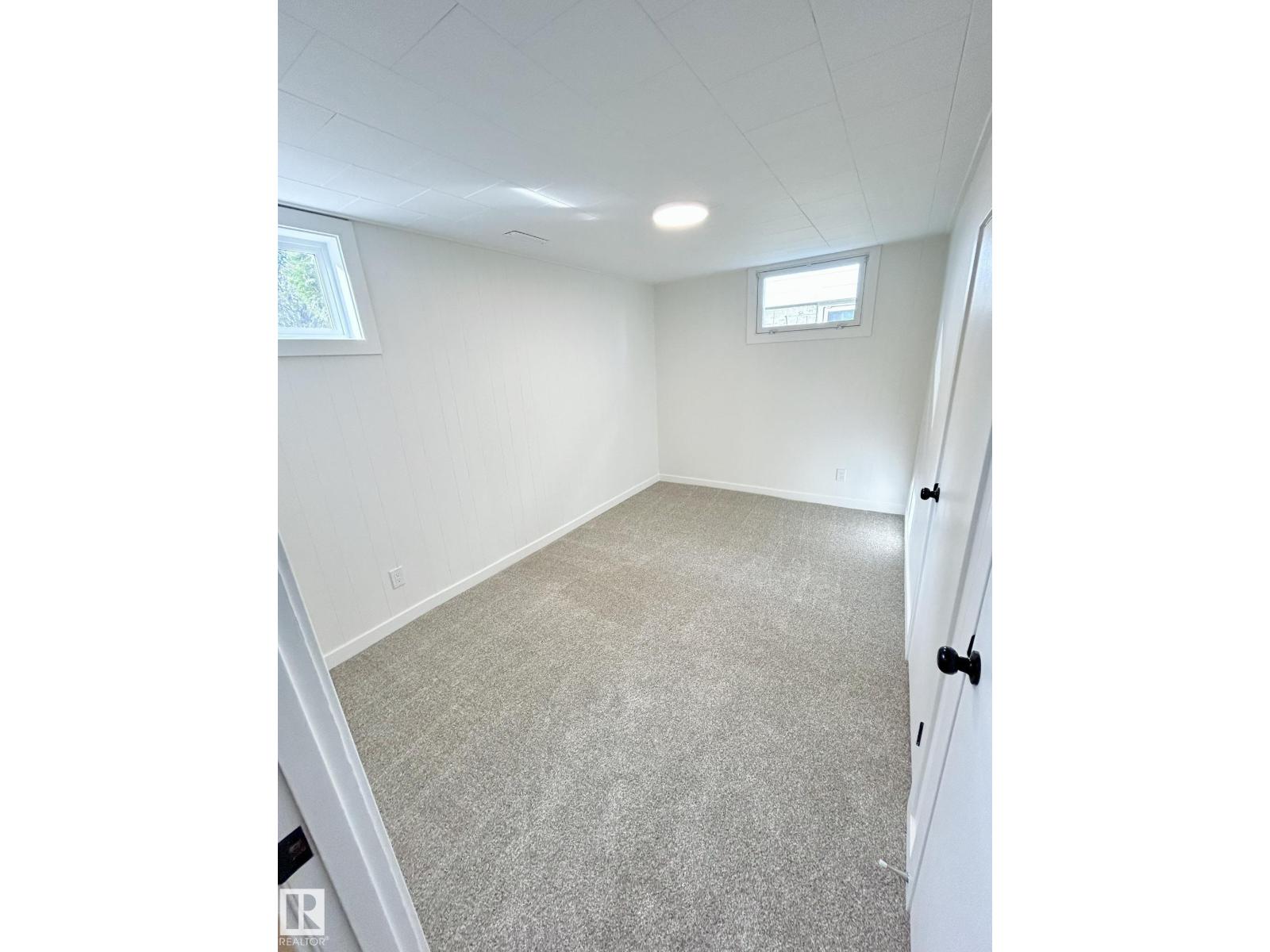 8516 64 AV NW - 34
