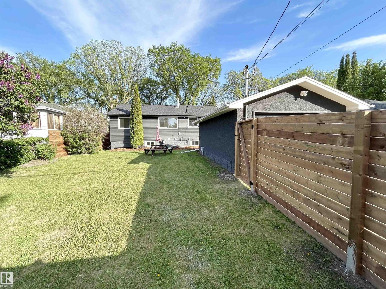 8516 64 AV NW - 53