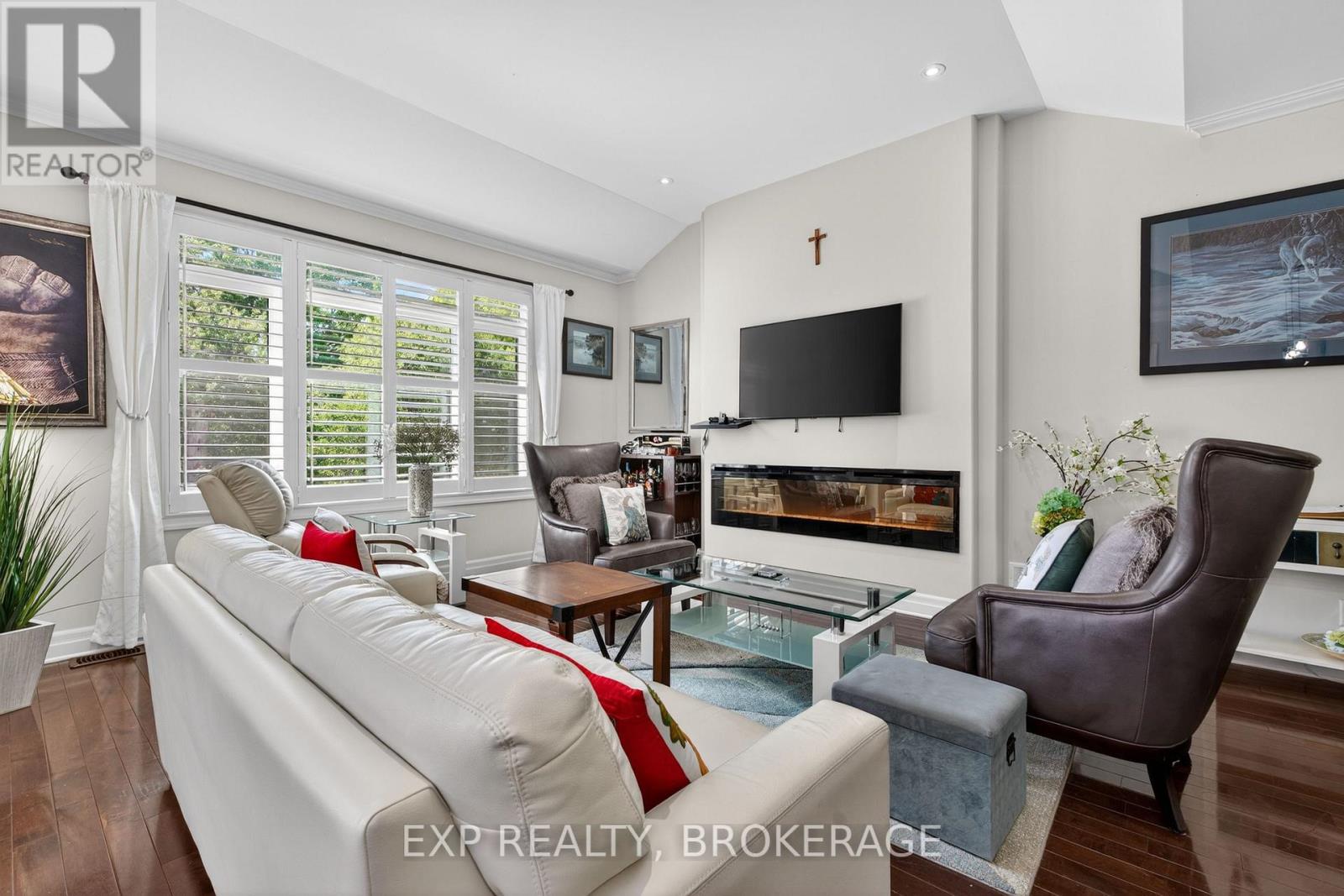 23 ADMIRAL'S COURT - 11