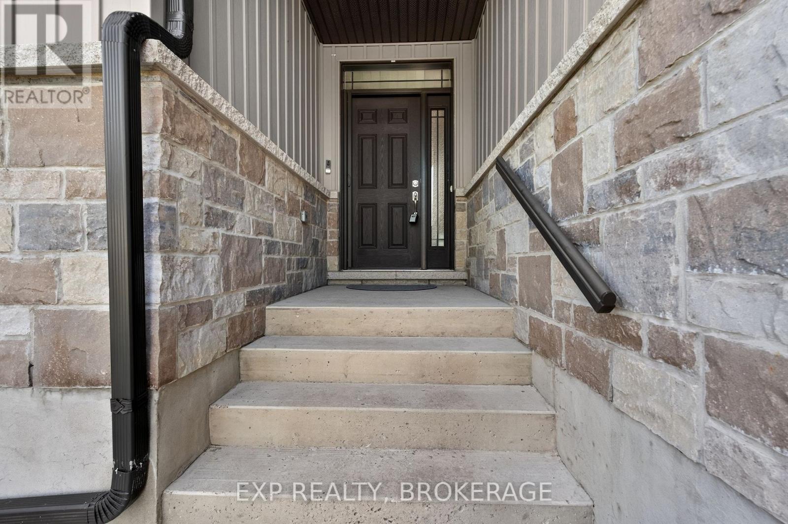 23 ADMIRAL'S COURT - 8