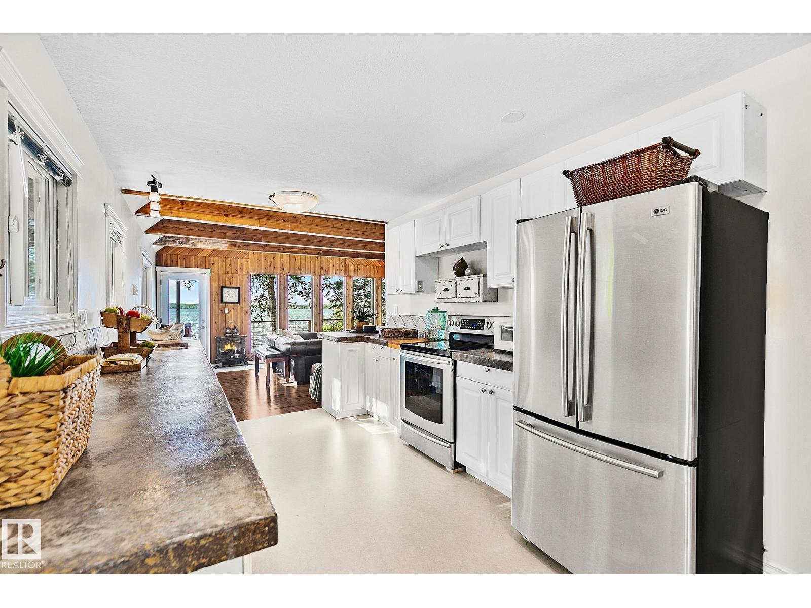 16 WILLOW AV - 16