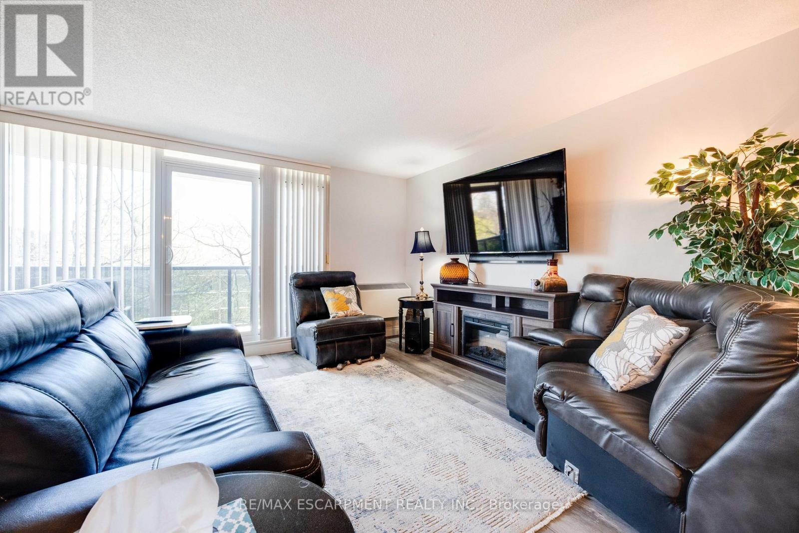 #401 9 BONHEUR COURT - 17