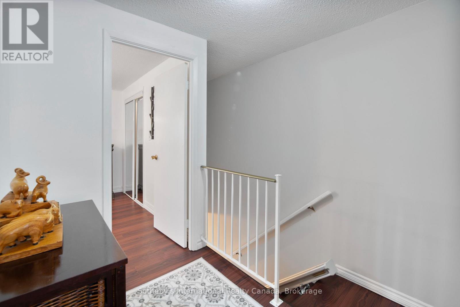 B3 - 450 LAKESHORE DRIVE