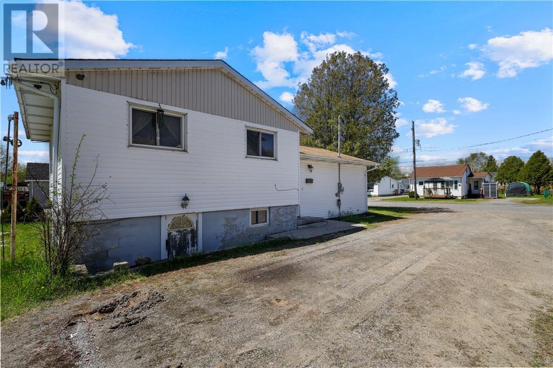 481 ADELAIDE Street - 3